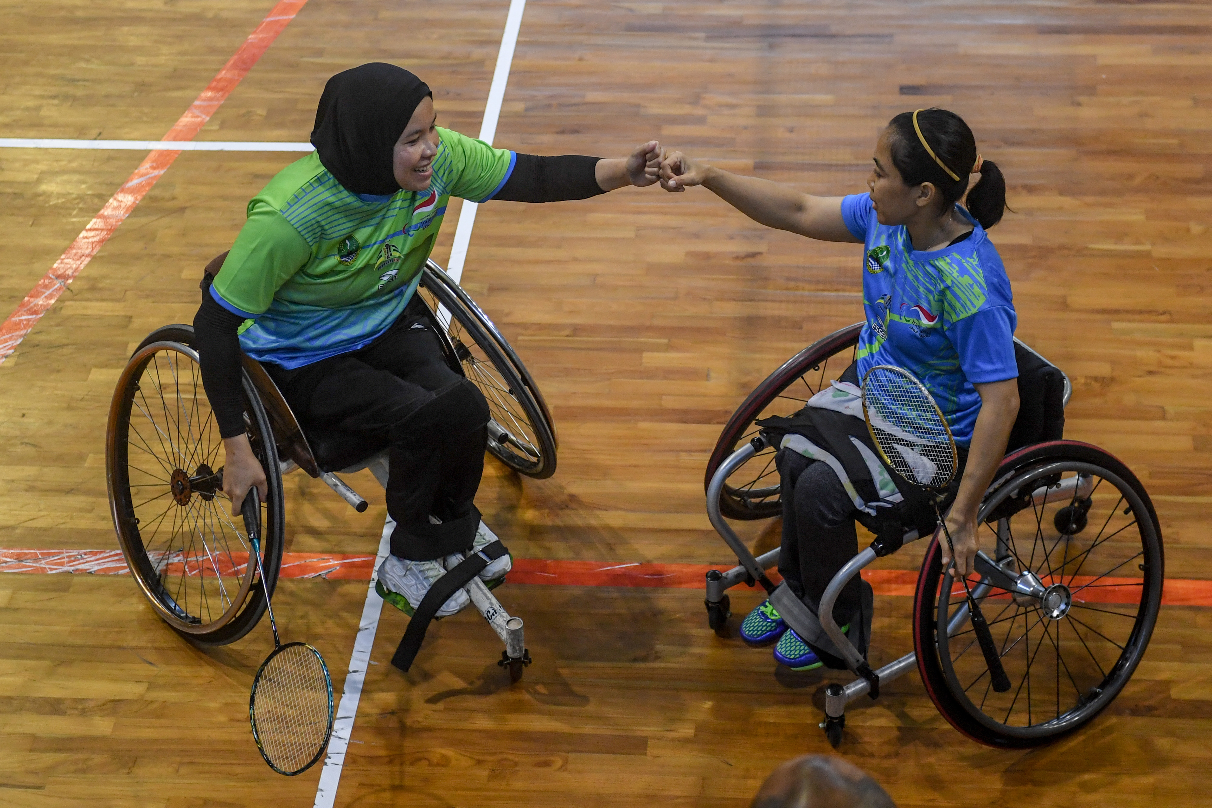 Pebulu tangkis Jawa Barat Hijrah Yanti (kiri) bersalaman tos dengan pebulu tangkis Jawa Barat Sri Maryati usai final bulu tangkis.