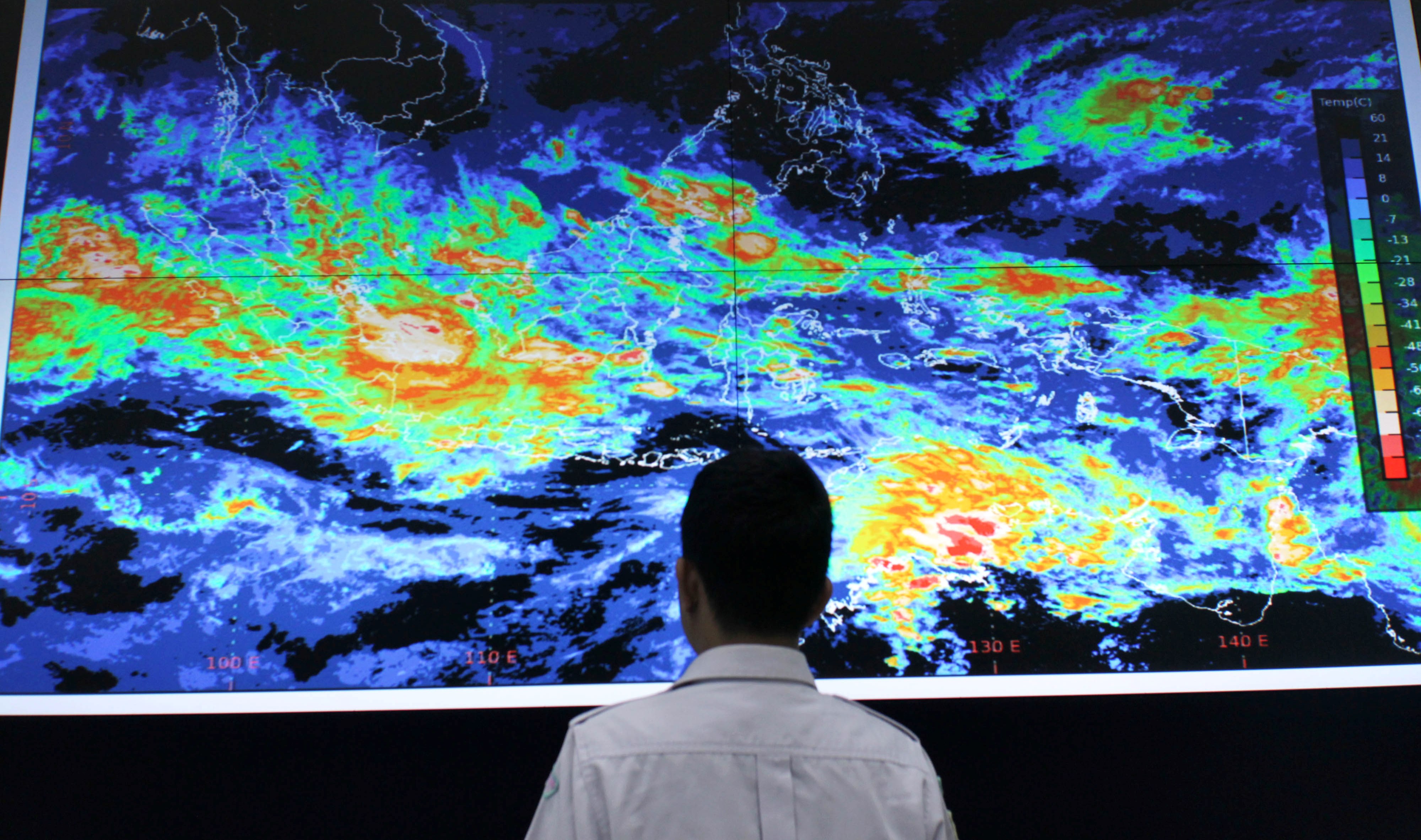 Petugas BMKG mengamati citra satelit pergerakan cuaca di Indonesia.