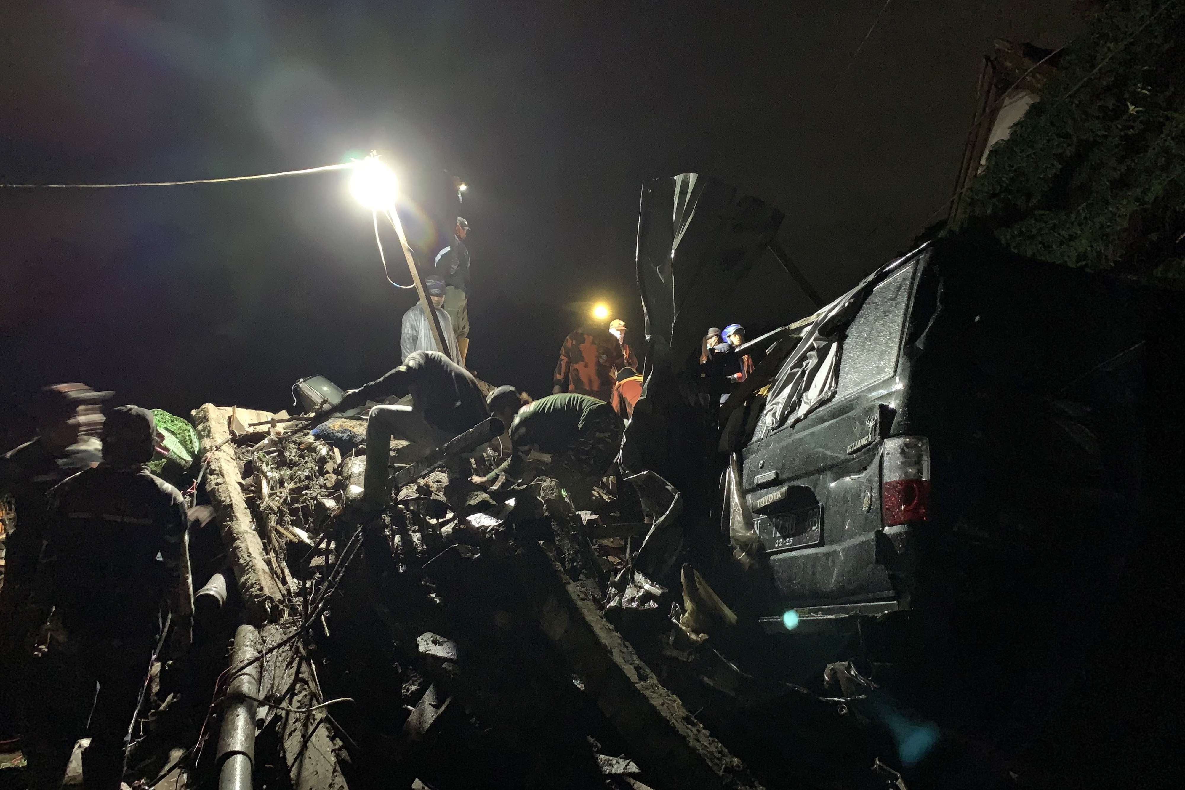  BANJIR BANDANG: Warga berusaha mencari korban di antara reruntuhan rumah yang rusak akibat banjir bandang di Bulukerto, Kota Batu, Jatim