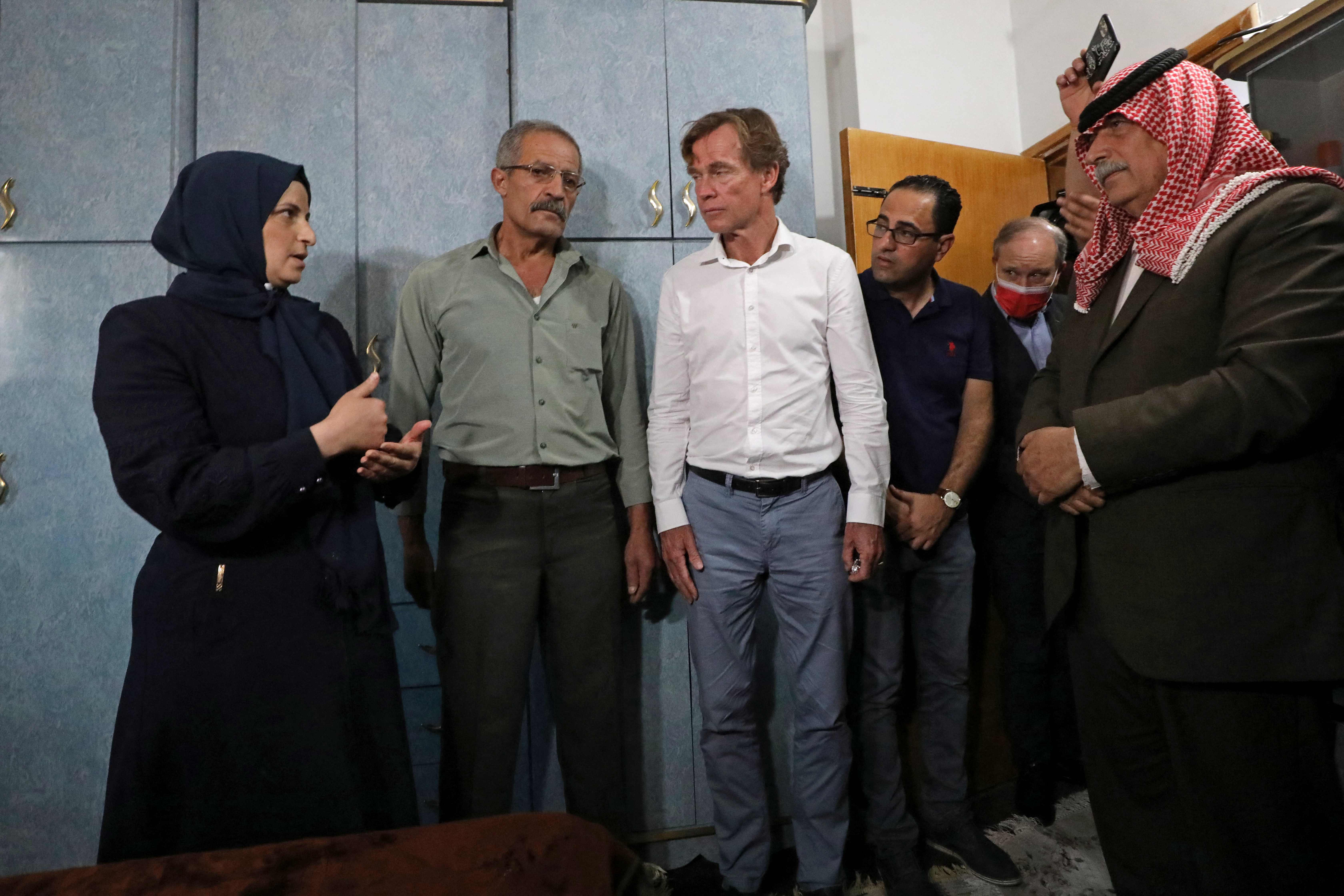 Perwakilan UE di Palestina, Sven Kuhn von Burgsdorff (tengah) berdialog dengan warga Palestina saat kunjungi Dura, Kota Hebron, Tepi Barat