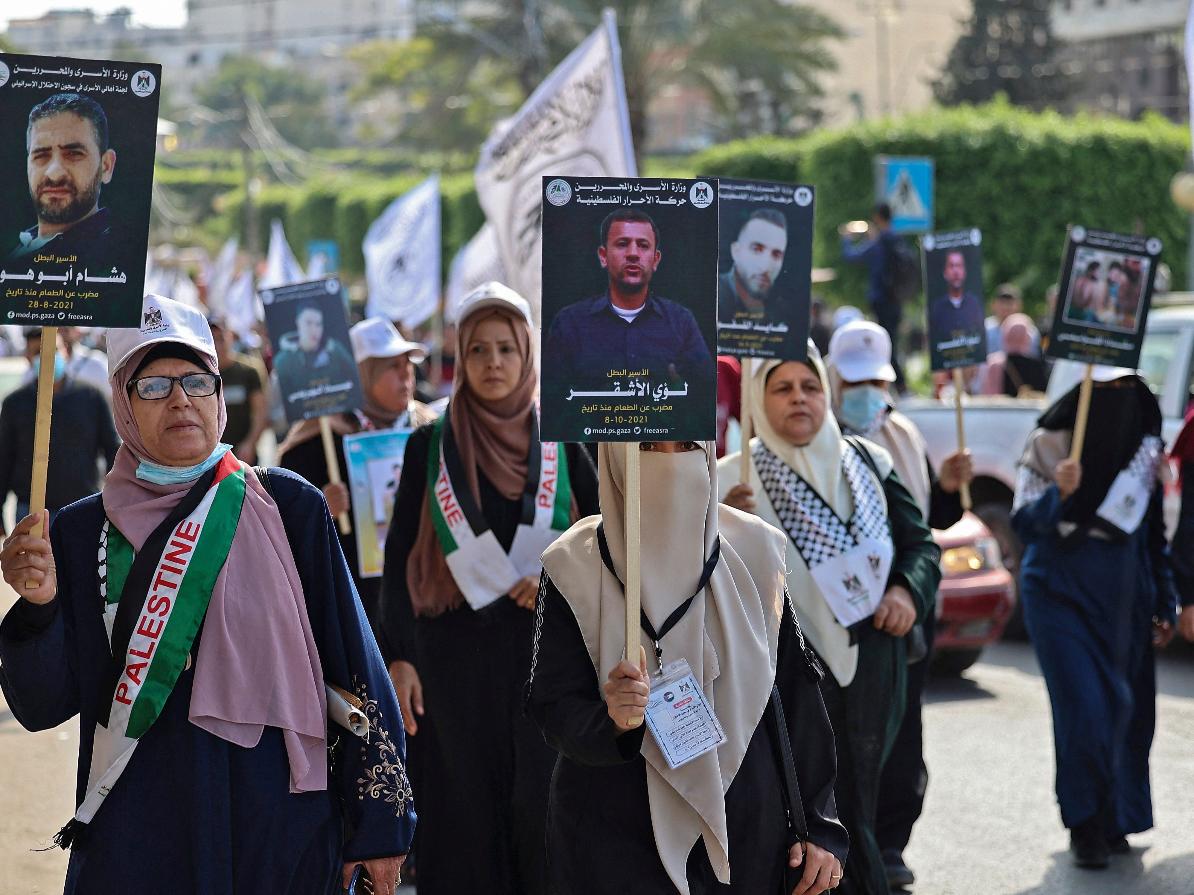 Warga Palestina protes solidaritas dengan para tahanan yang mogok makan di penjara-penjara Israel pada 11 November 2021.