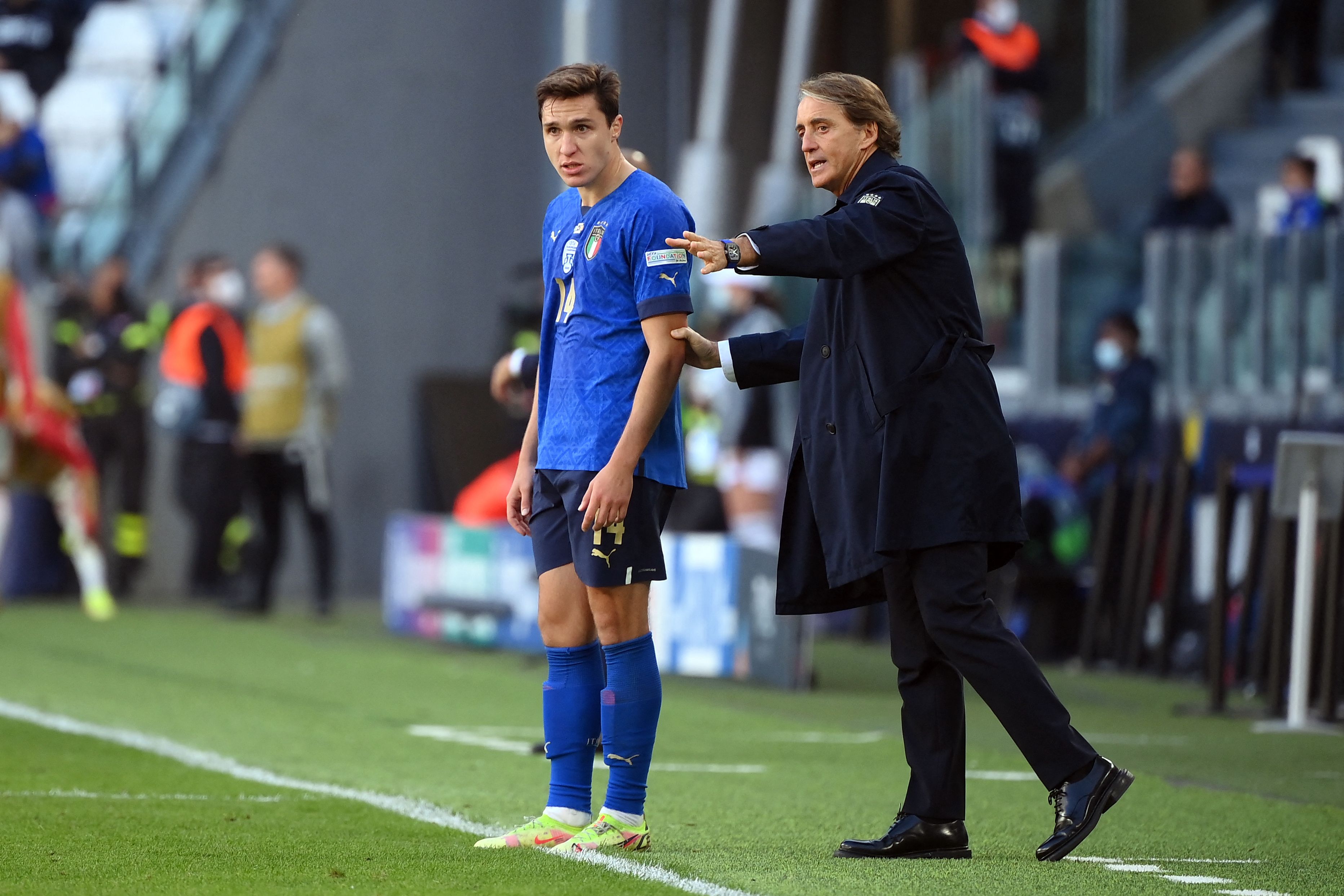  Pelatih timnas Italia Roberto Mancini memberi arahan kepada penyerang Federico Chiesa saat laga Liga Eropa.