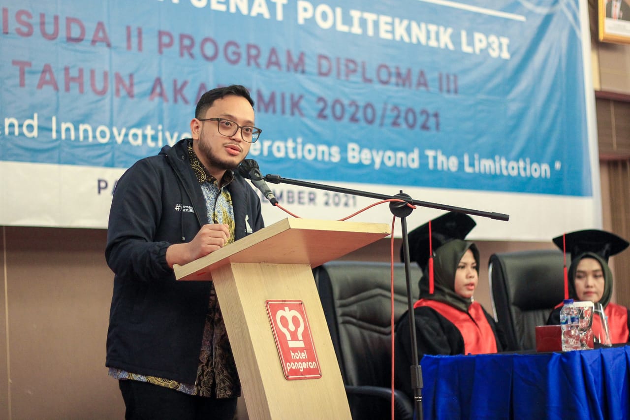 Ketua HIPMI Sumbar Brian Putra Bastara memberikan pesan pada wisudawan LP3I Padang