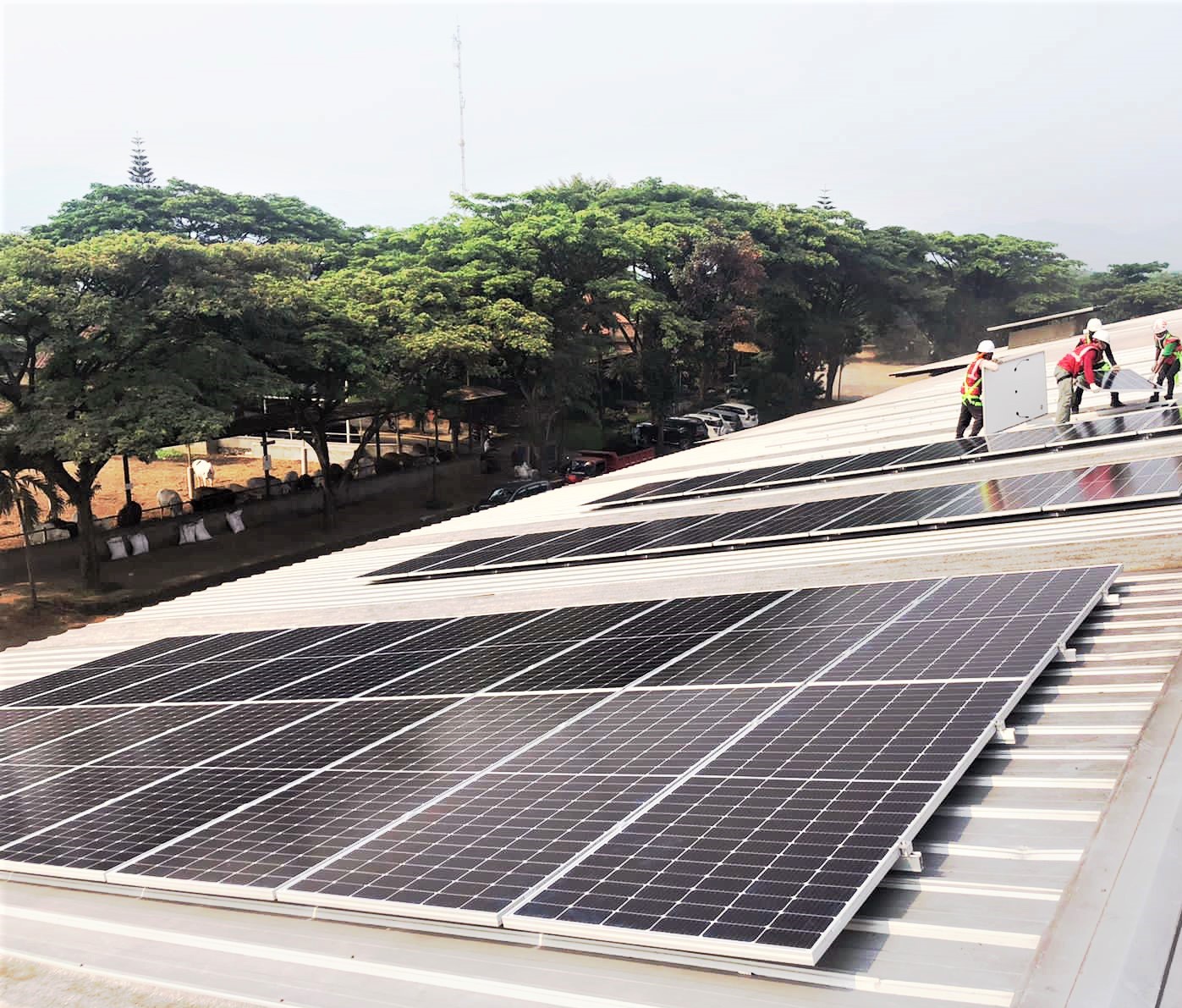 Pemasangan solar panel di atas fasilitas produksi PT WMP