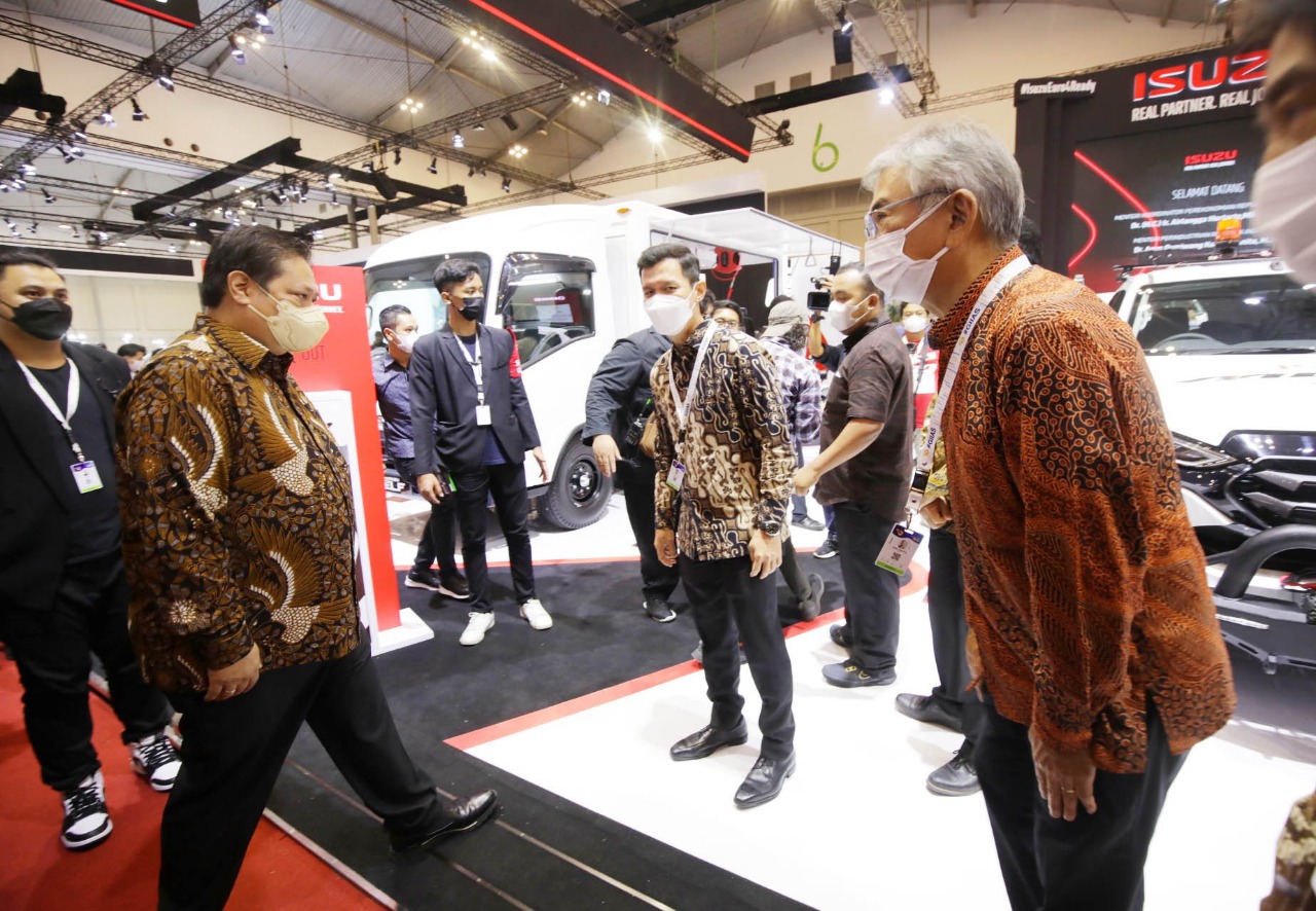 Menko Perekonomian Airlangga Hartarto (kiri) berkunjung ke stan Isuzu saat pembukaan GIIAS 2021 di ICE BSD, Tangerang, Kamis (11/11). 