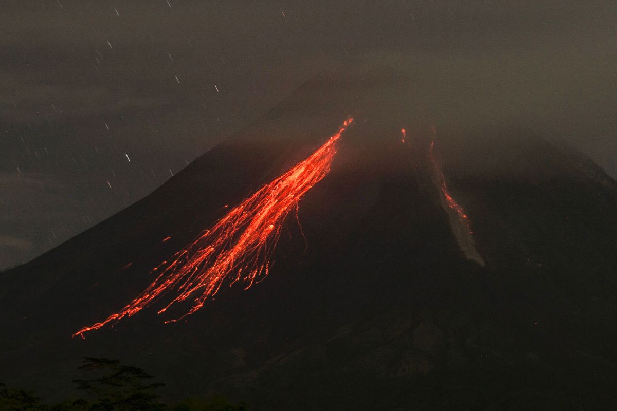 Guguran lava panas di lereng Gunung Merapi, DIY.