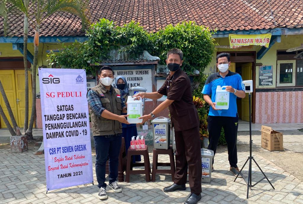 PT Semen Gresik menyerahkan bantuan dari dana CSR ke sejumlah lokasi di Rembang, Jawa Tengah