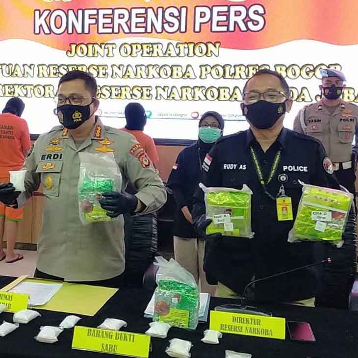 Kabid Humas Polda Jawa Barat Kombes  Erdi Adrimulan Chaniago (kiri)