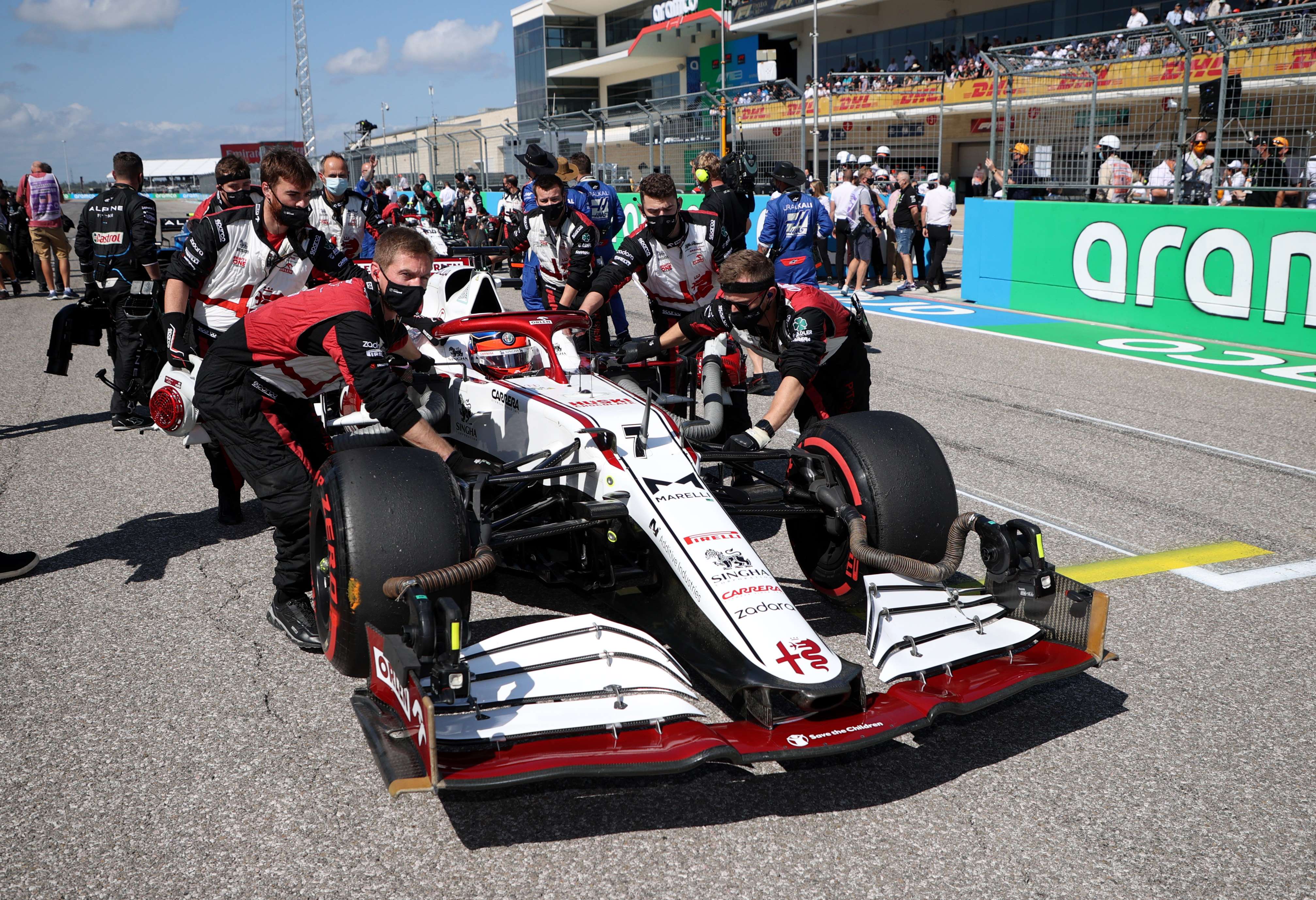 Mobil Formula 1 Alfa Romeo bersiap tampil di GP AS.