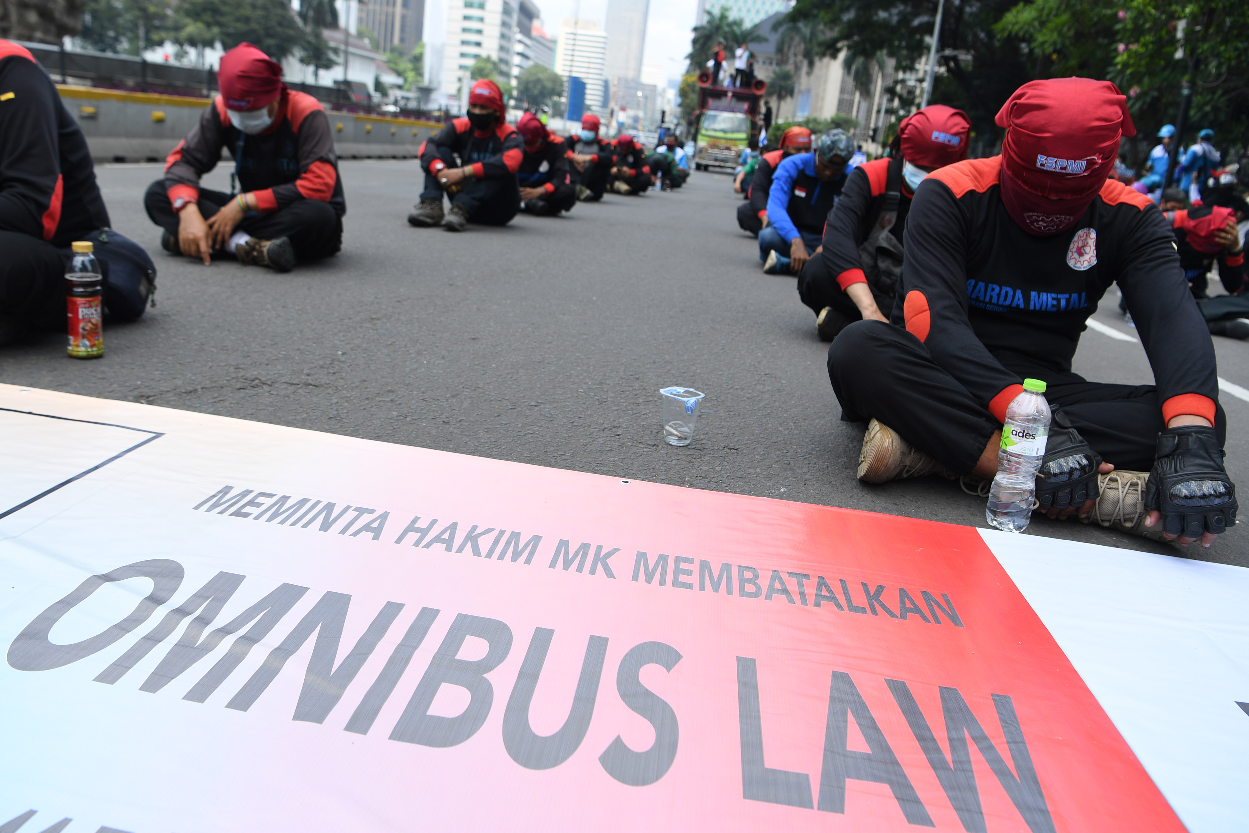 Buruh meminta Mahkamah Konstitusi membatalkan dan mencabut UU Cipta Kerja.