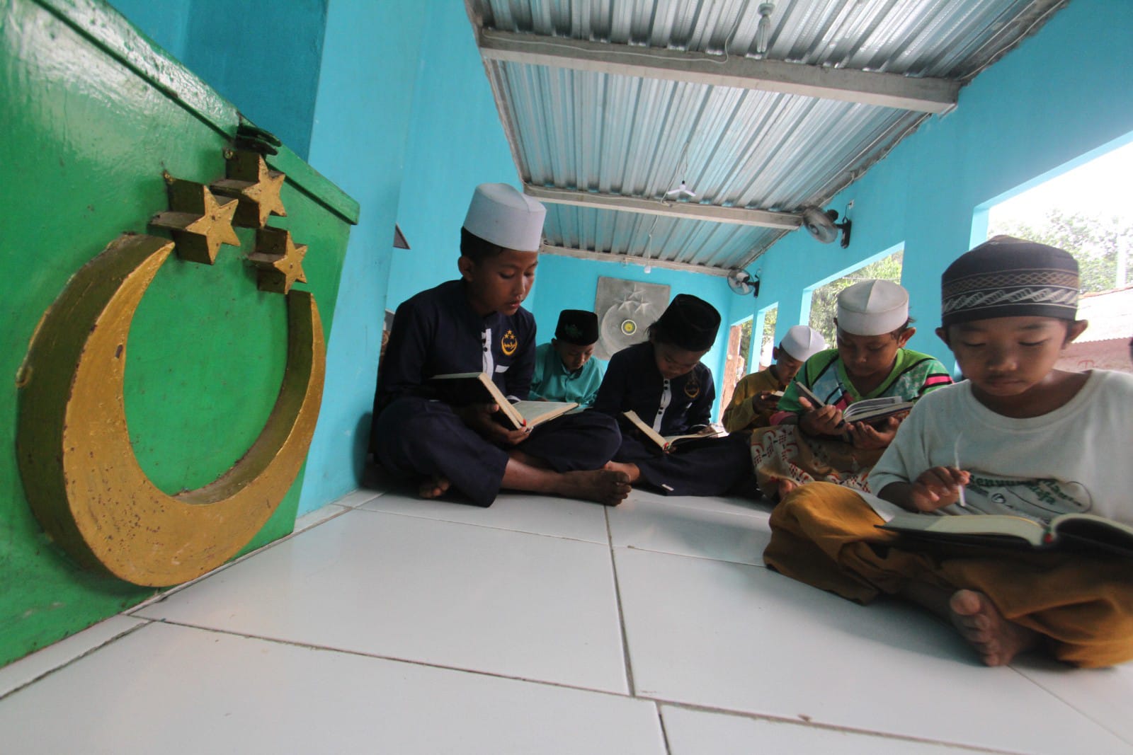 Sejumlah anak yatim piatu di Pesantren Nurjadiid sedang belajar.