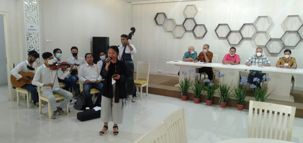 Penyanyi keroncong Woro Mustika menyanyi saat jumpa pers Solo Keroncong Festival 