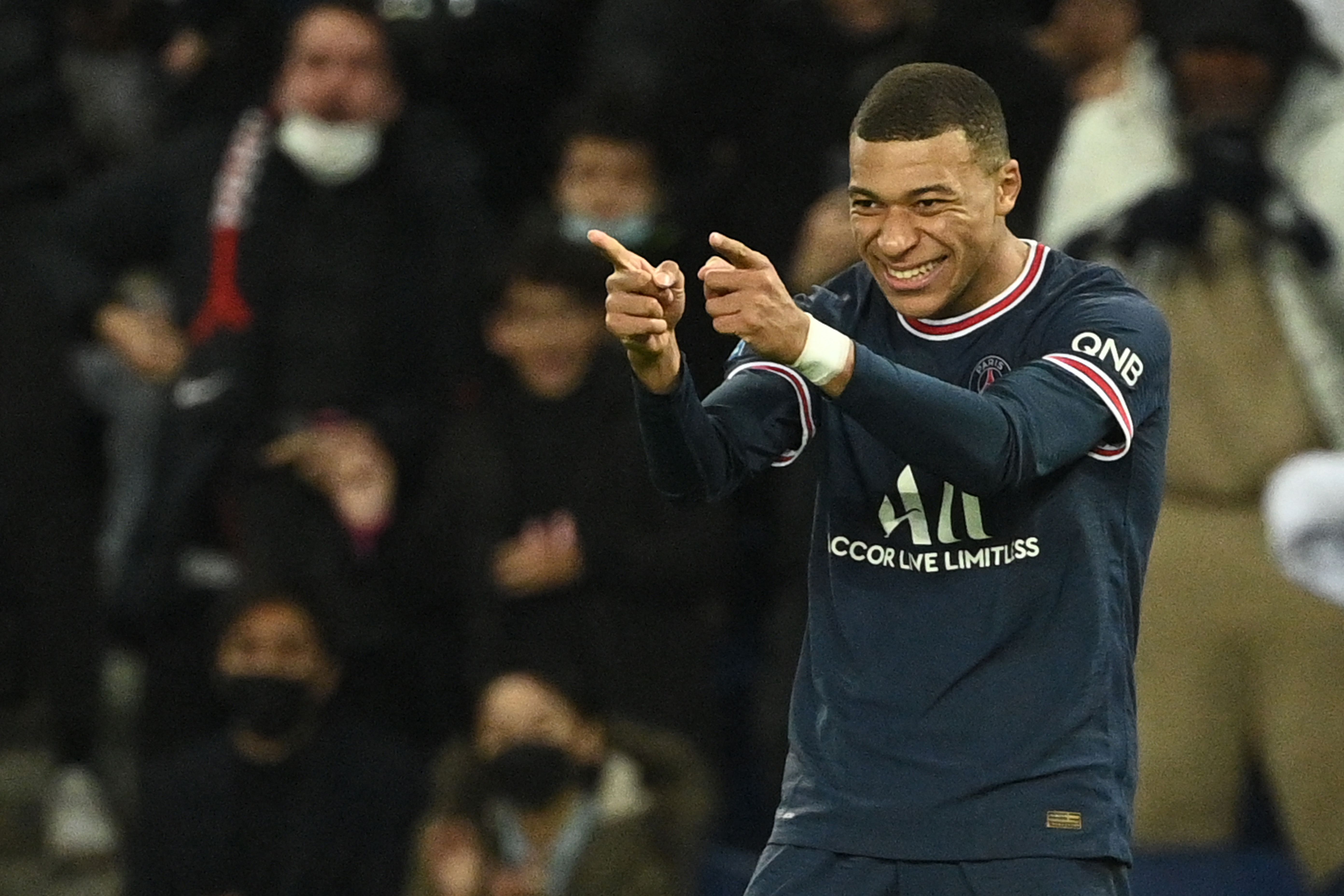 Penyerang PSG Kylian Mbappe melakukan selebrasi usai mencetak gol ke gawang Monaco di laga Ligue 1.