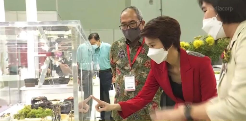 Menteri Negara Perdagangan dan Industri Singapura Low Yen Ling dan Dubes Suryopratomo 