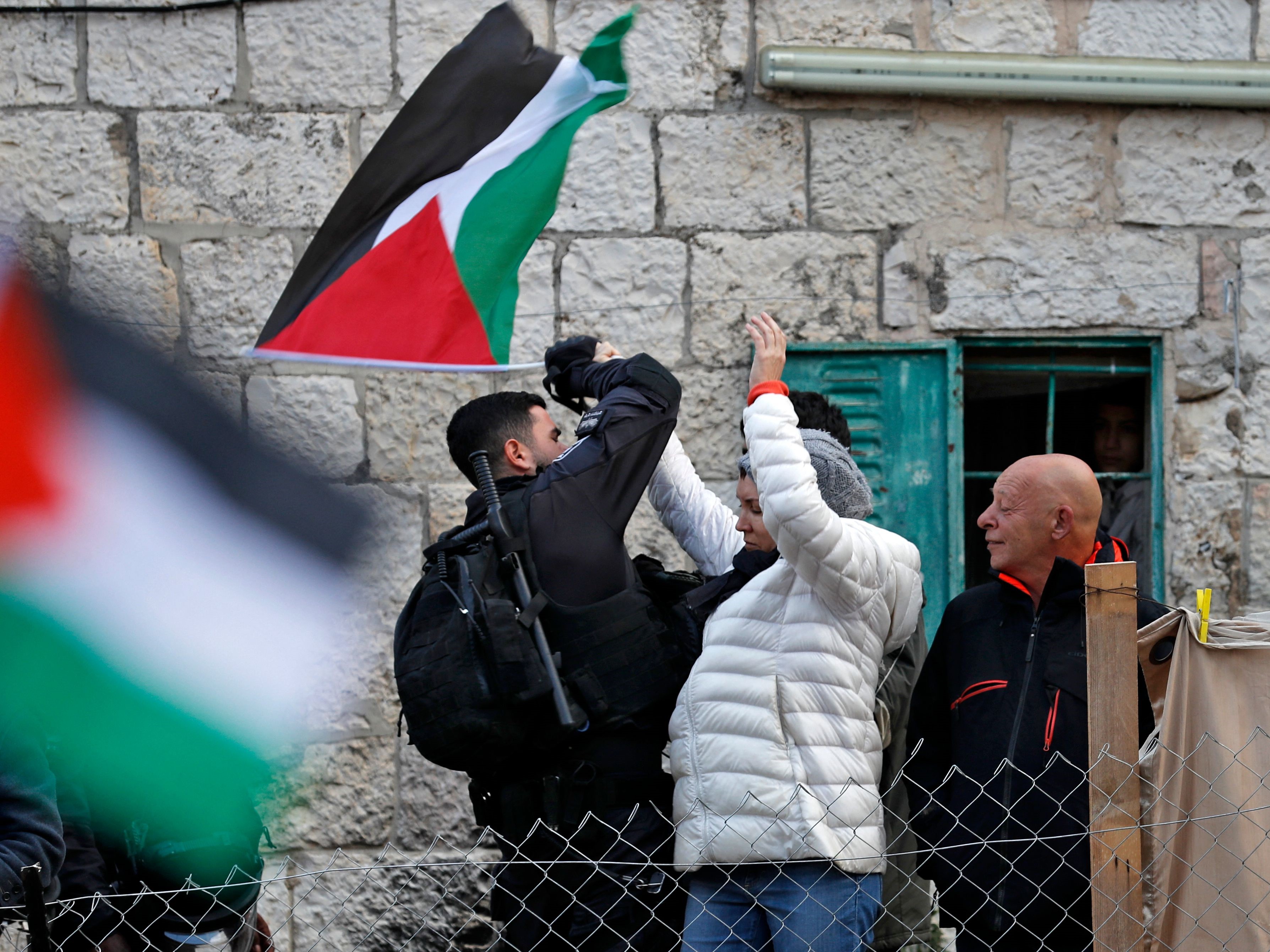 Seorang warga Palestina bentrok dengan anggota pasukan keamanan Israel selama demonstrasi di lingkungan Jerusalem timur, Sheikh Jarrah.