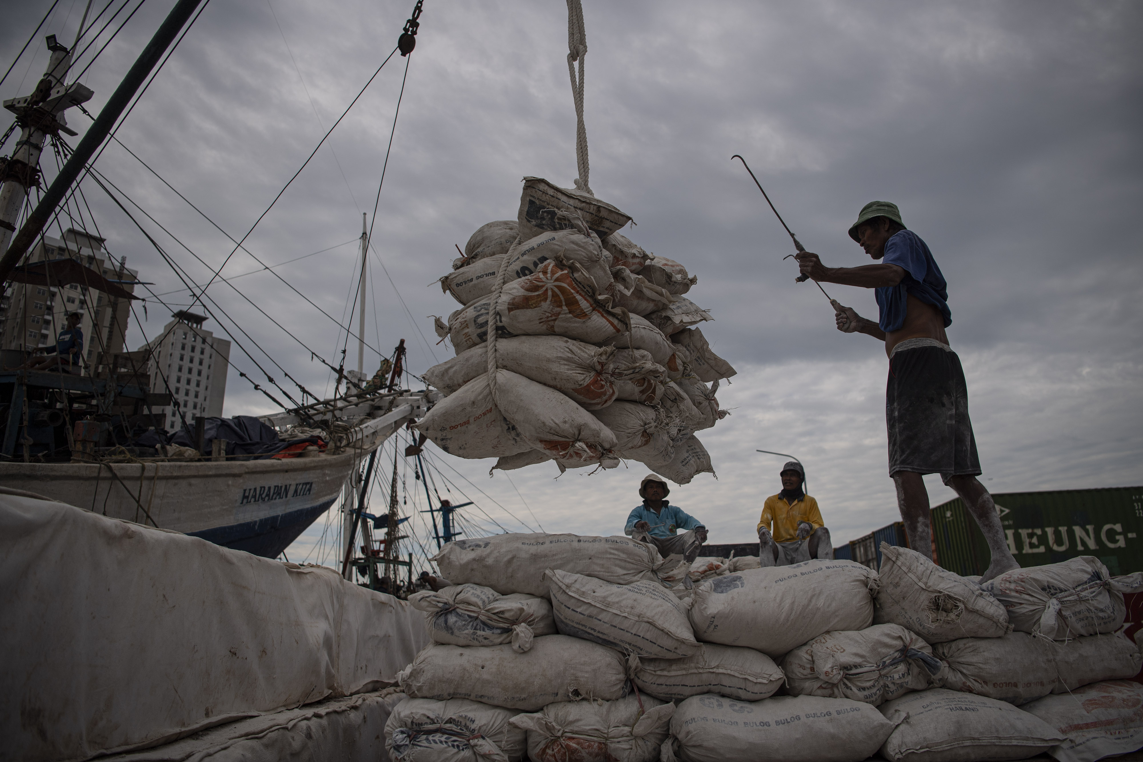 Pekerja di Pelabuhan Sunda Kelapa, Penjaringan, Jakarta Utara, Minggu (26/12). Ekonomi di triwulan IV 2021 dimungkinkan mencapai 6%.