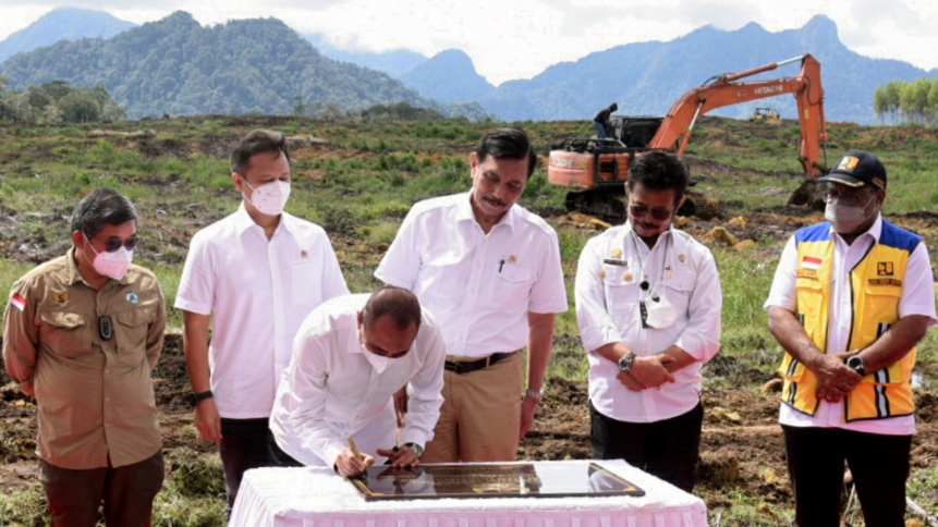 Penandatanganan prasasti pembangunan Taman Sains Teknologi Herbal dan Hortikultura di Desa Huta Nauli, Humbang Hasundutan, Sumut. 