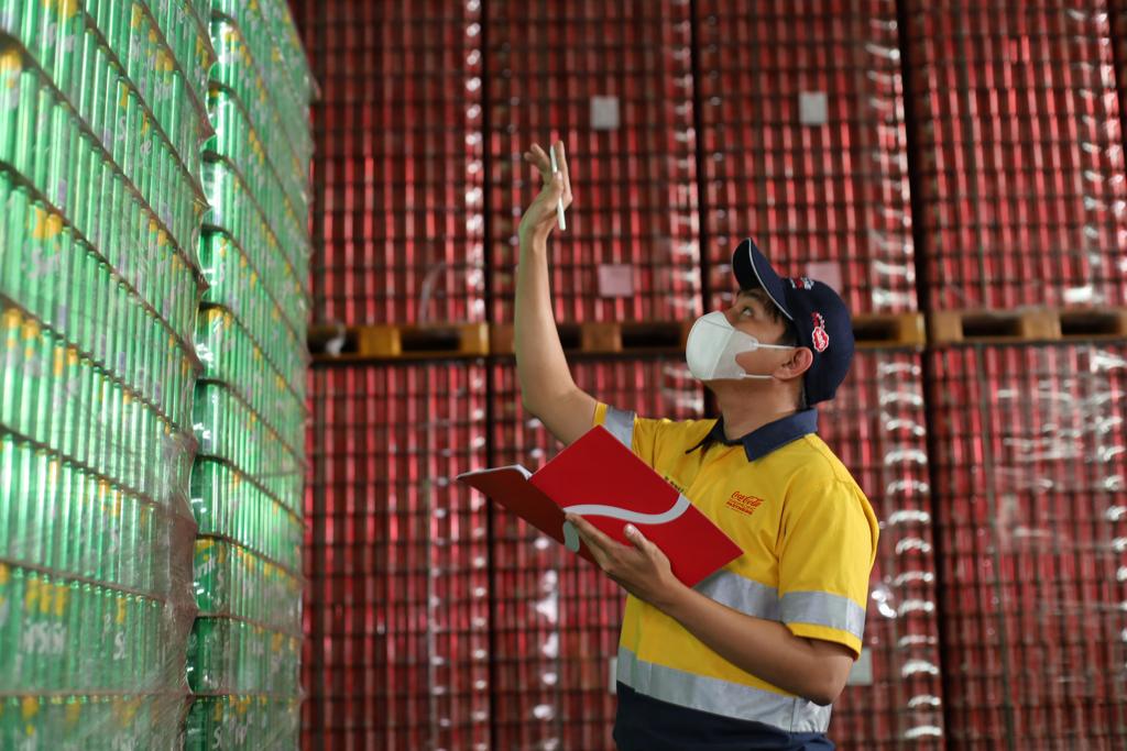 Salah seorang karyawan sedang bekerja di pabrik Coca Cola Indonesia di Bekasi, Jawa Barat.
