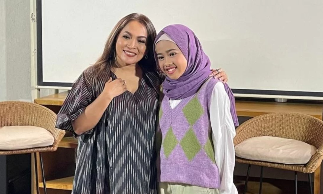 Penyanyi Ainun Mahya (kanan)