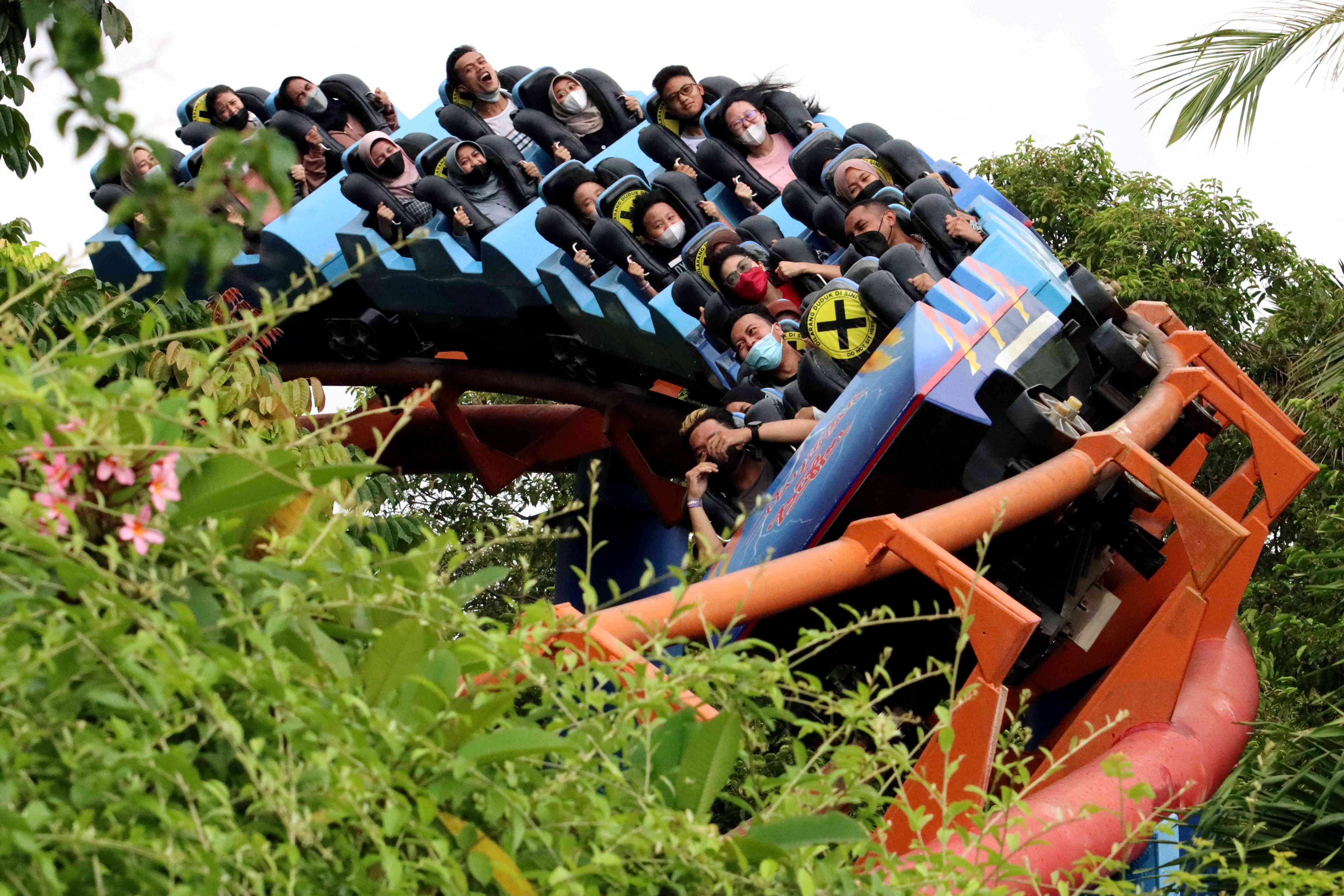 Warga mengunjungi kawasan Taman Impian Jaya Ancol saat libur Natal 2021, di Jakarta