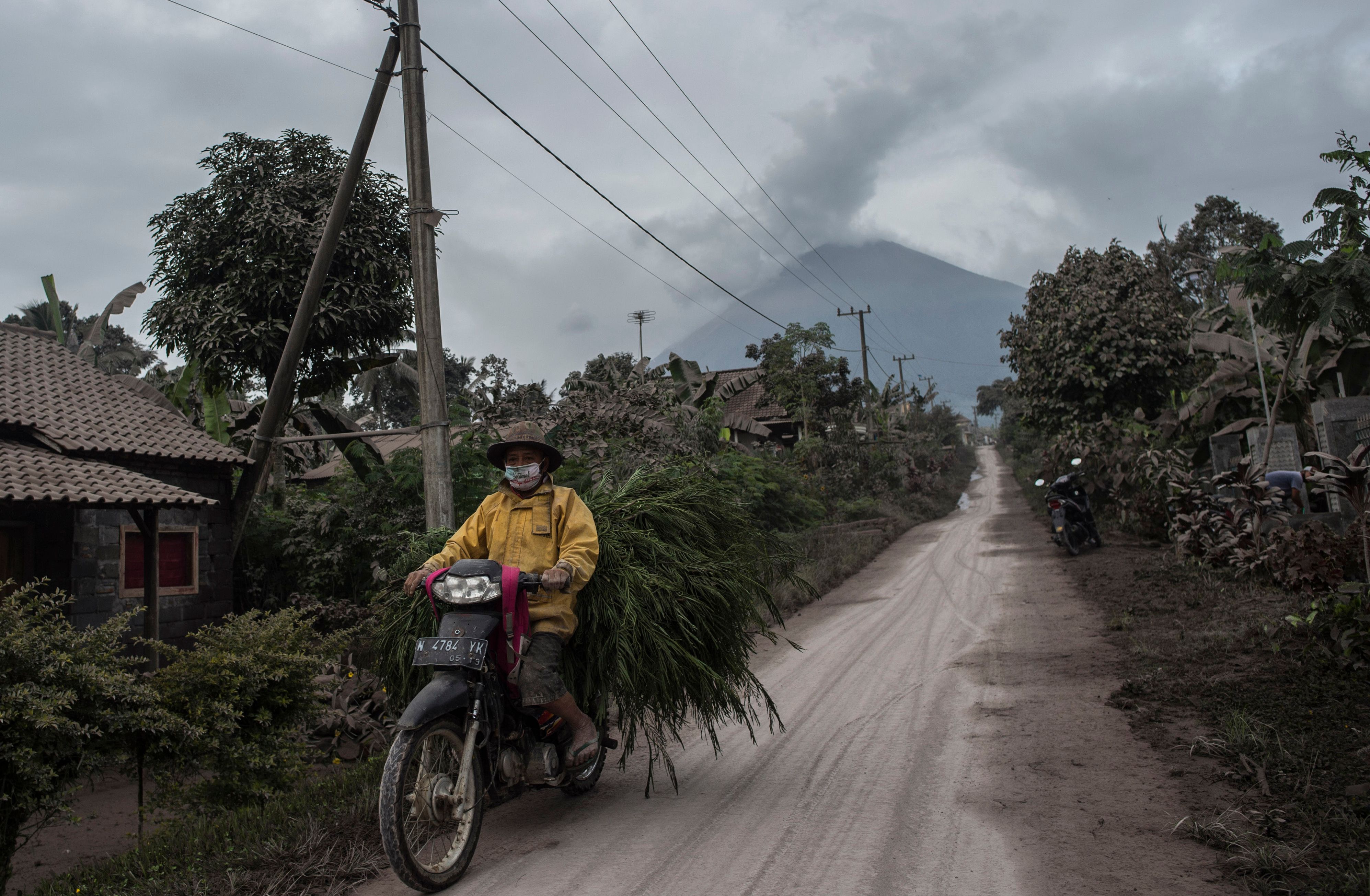Warga beraktifitas di lereng Gunung Semeru