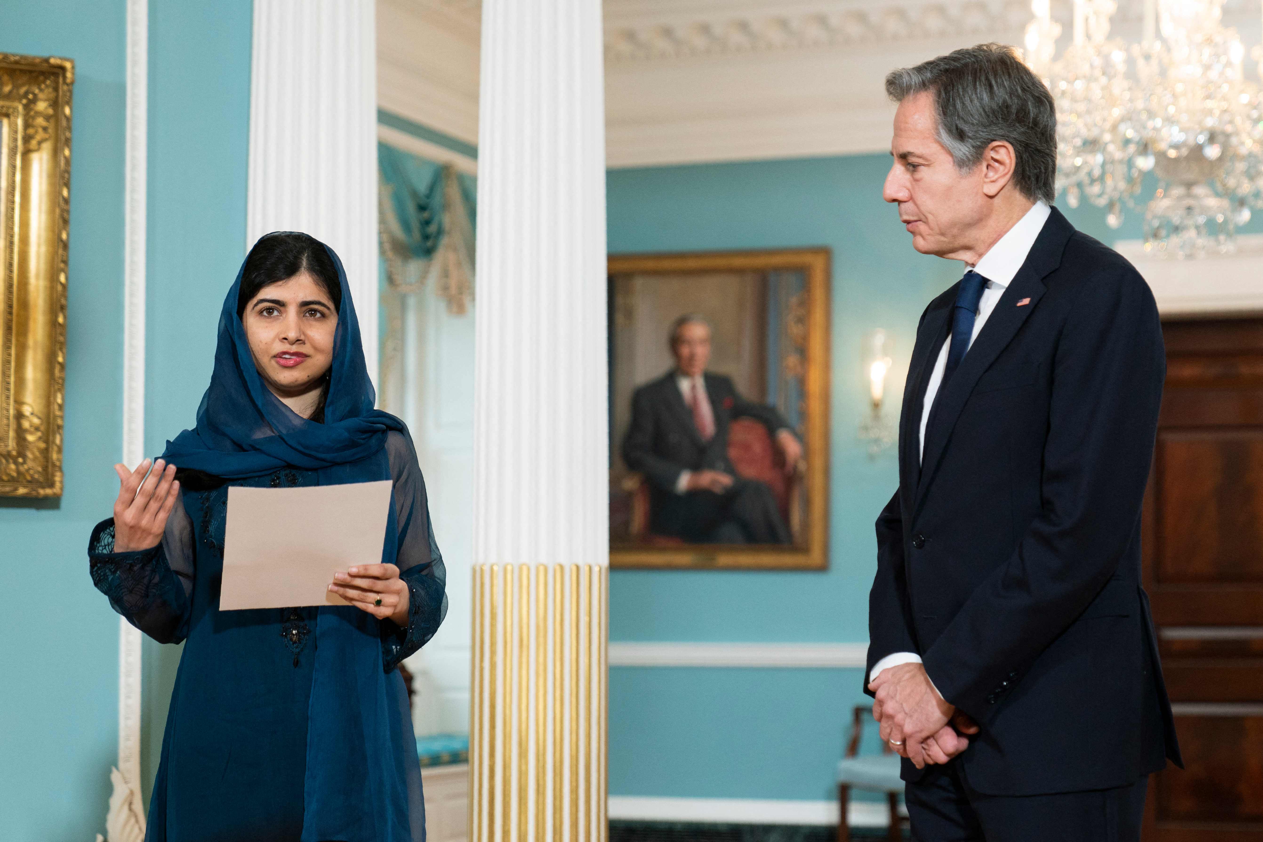 Peraih Nobel Perdamaian Malala Yousafzai (kiri) saat berbicara di hadapan Menlu AS Antony Blinken.