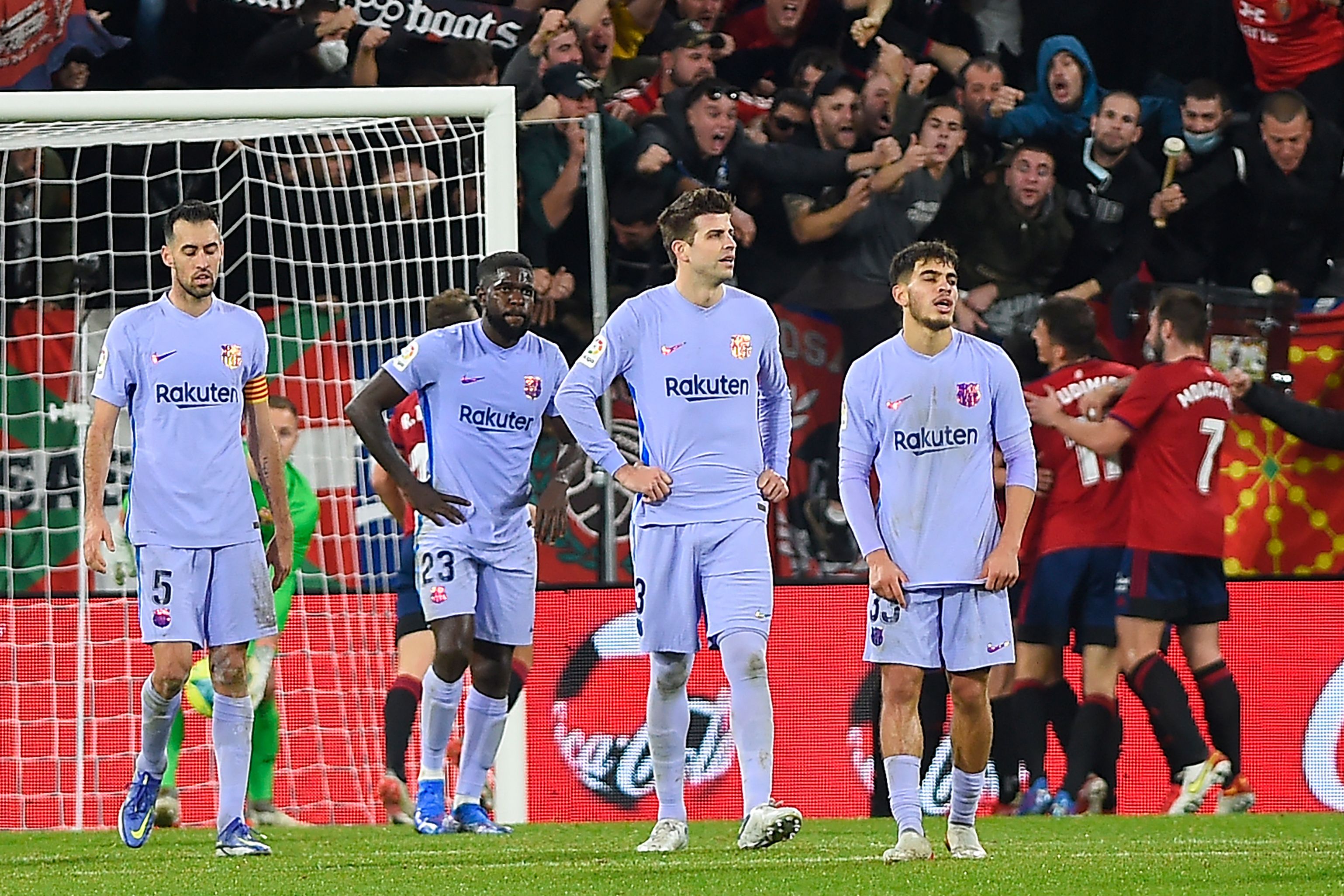 Reaksi para pemain Barcelona usai Osasuna mencetak gol dalam laga La Liga.