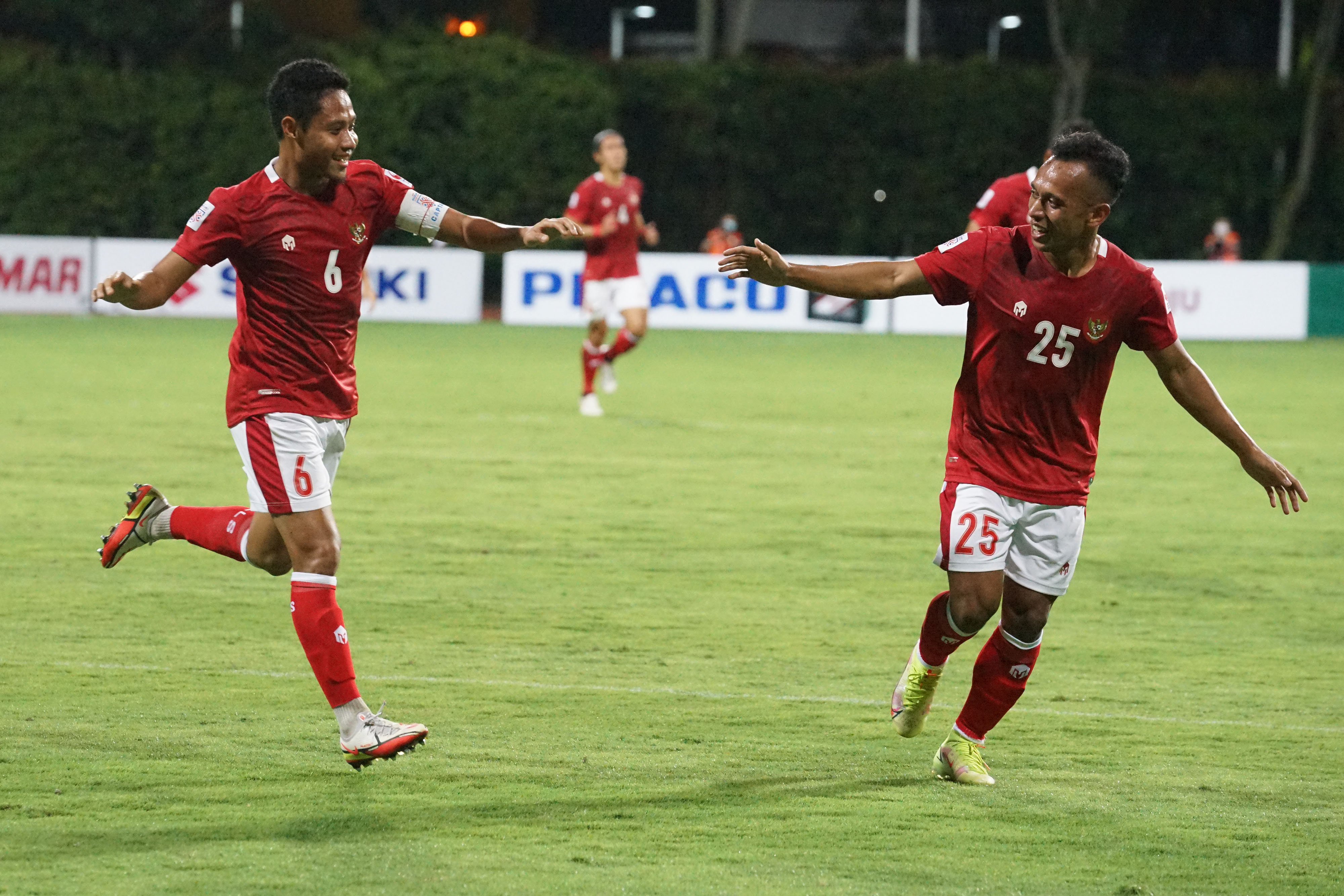 Gelandang timnas Indonesia Irfan Jaya (kanan)