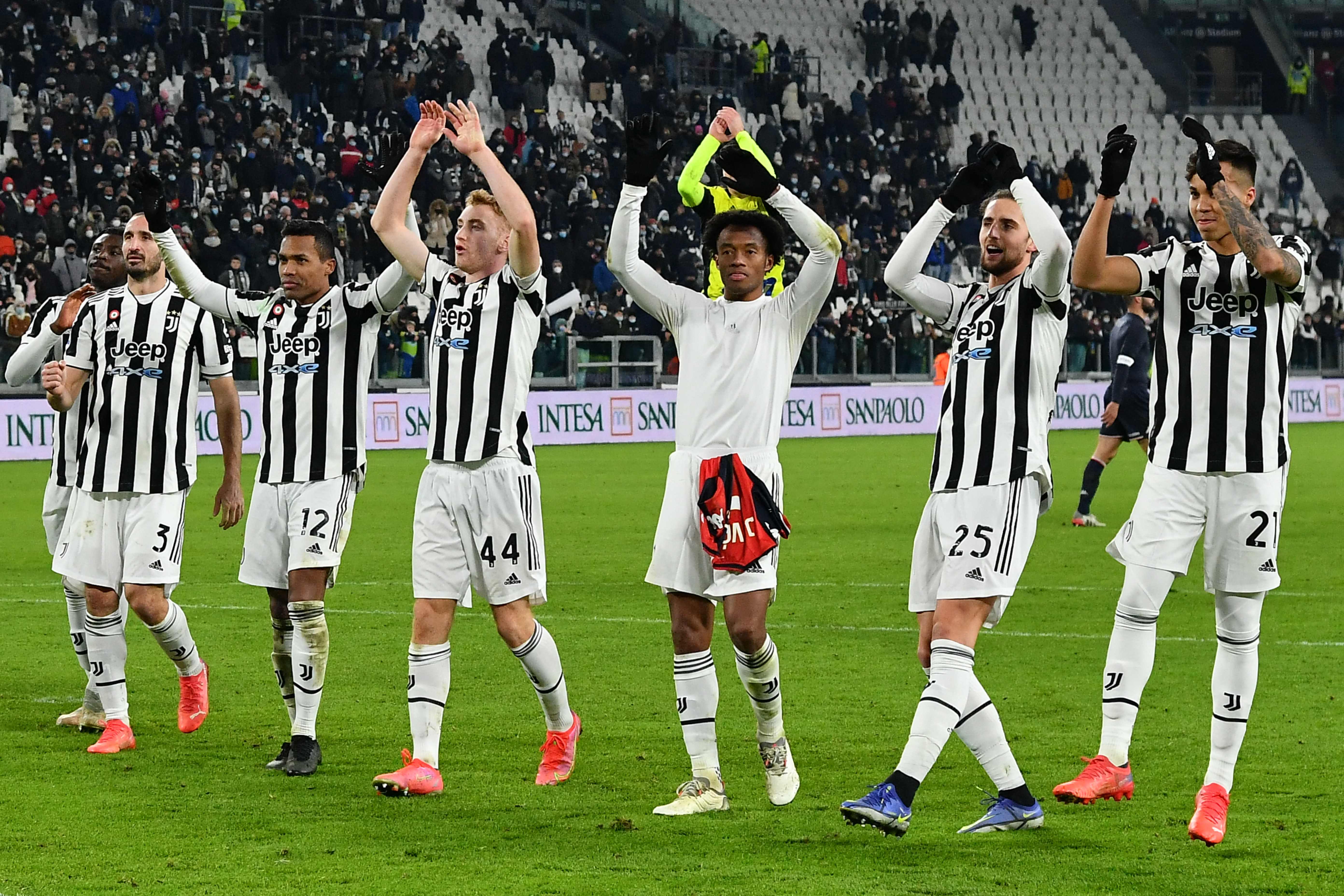 Para pemain Juventus menyapa pendukung mereka usai menang atas Genoa di laga Serie A.