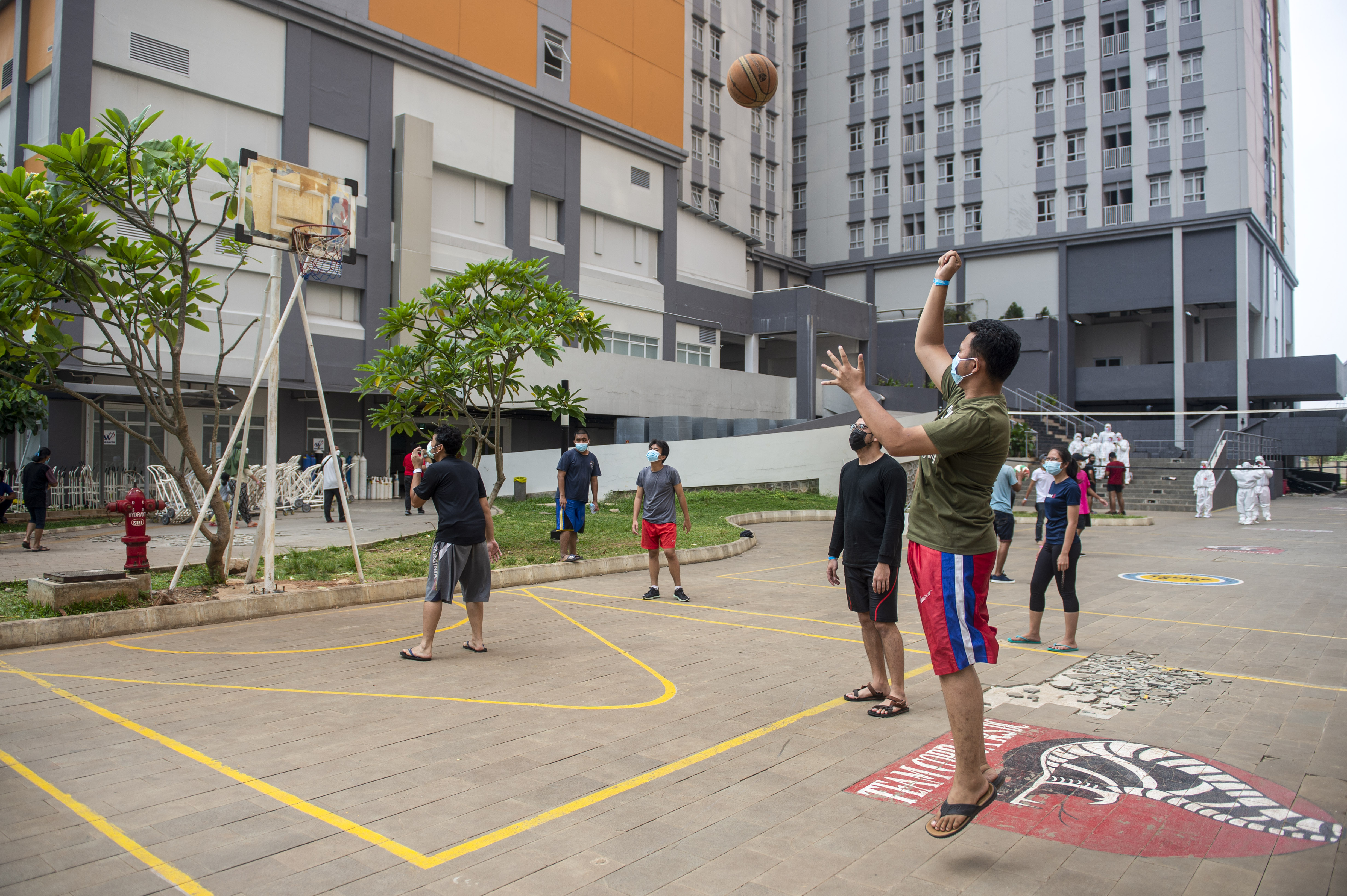  Sejumlah pasien yang terkonfirmasi positif Covid-19 bermain bola basket di Rumah Sakit Darurat Covid-19 Wisma Atlet, Kemayoran, Jakarta.