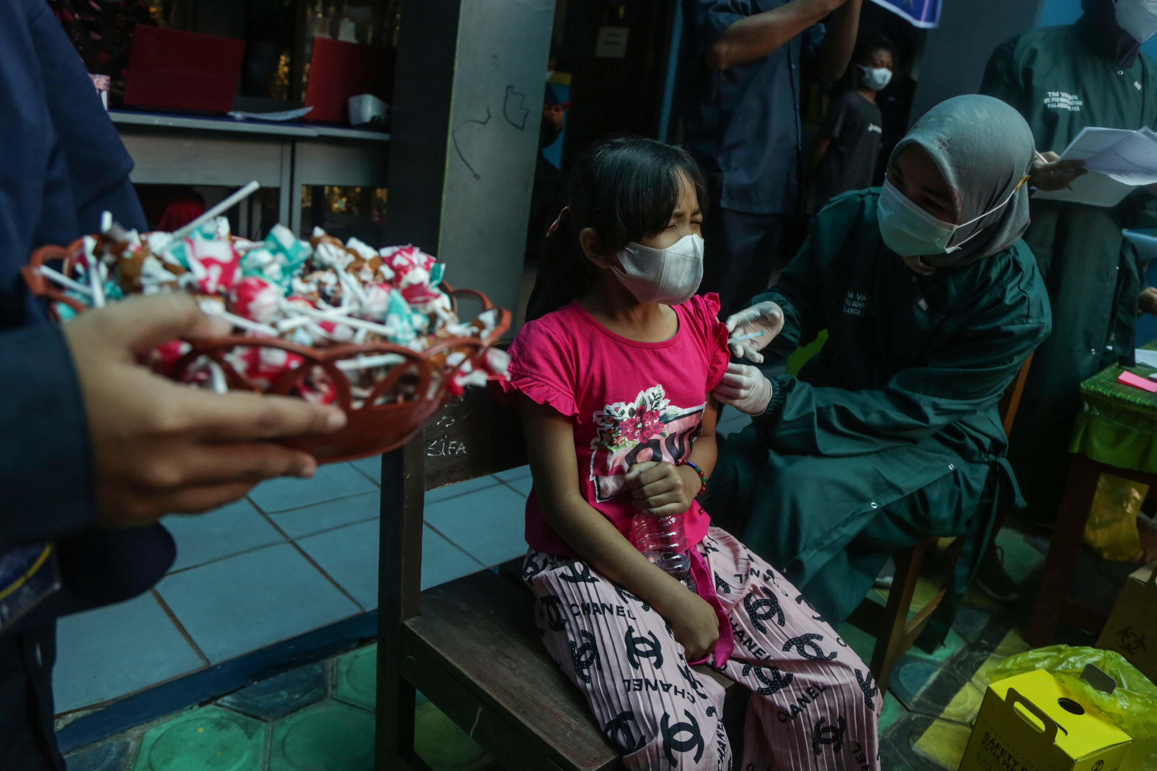 Petugas menyuntikkan vaksin covid-19 pada siswa SD Muhammadiyah Pahandut, Palangkaraya, Kalimantan Tengah, Selasa (21/12/2021).