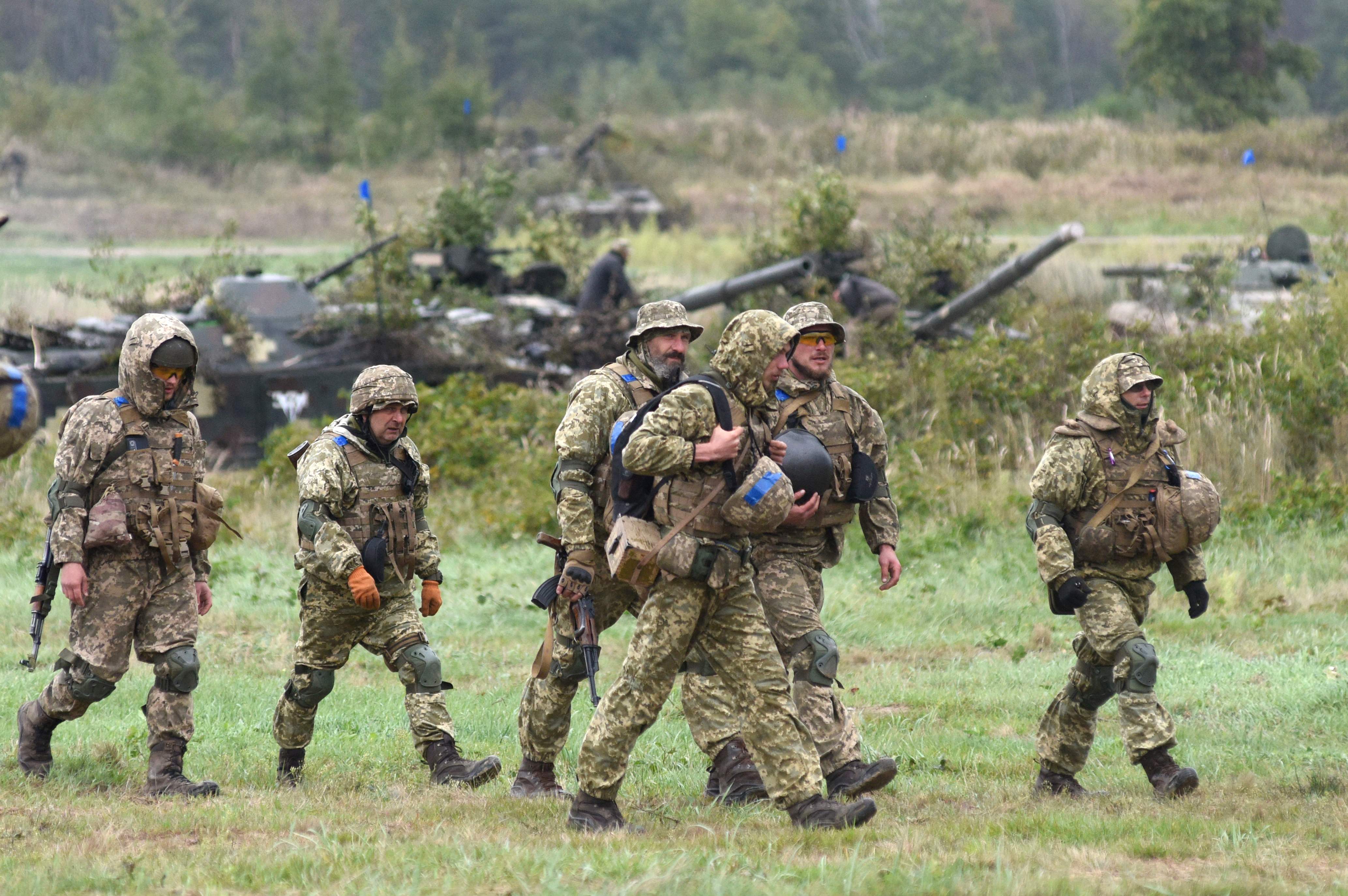 Anggota militer Ukraina melakukan latihan militer bersama pasukan AS dan NATO di wilayah Lviv, Ukraina, pada 24 September 2021.