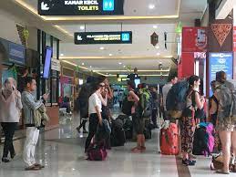 Penumpang di Bandara Adisutjipto, DIY.