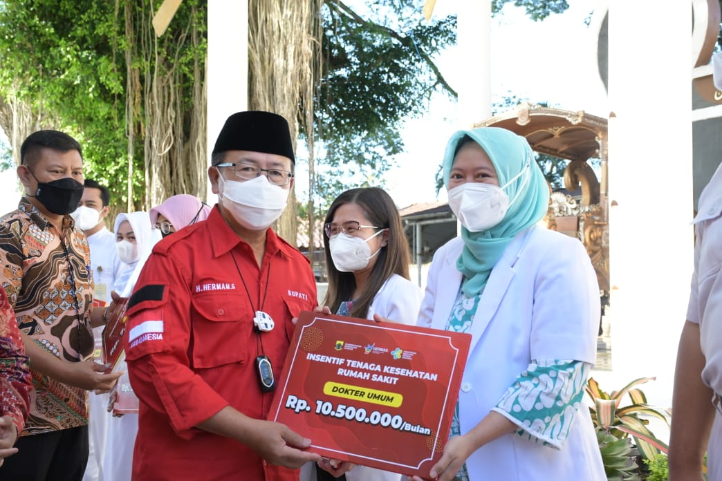 Bupati Cianjur Herman Suherman (kiri) secara simbolis memberikan insentif kepada tenaga kesehatan penanganan covid-19, Kamis (2/12).