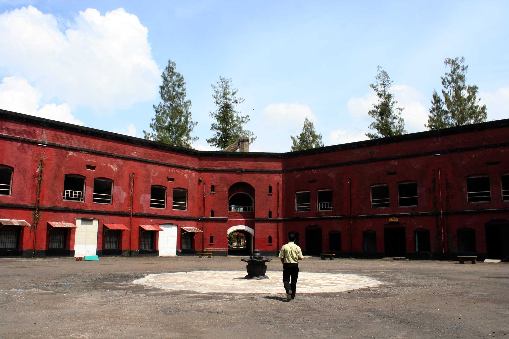Salah satu obyek wisata di Kebumen, bangunan benteng Van Der Wijck yang berada di Desa Sedayu, Kecamatan Gombong, yang berusia dua abad.
