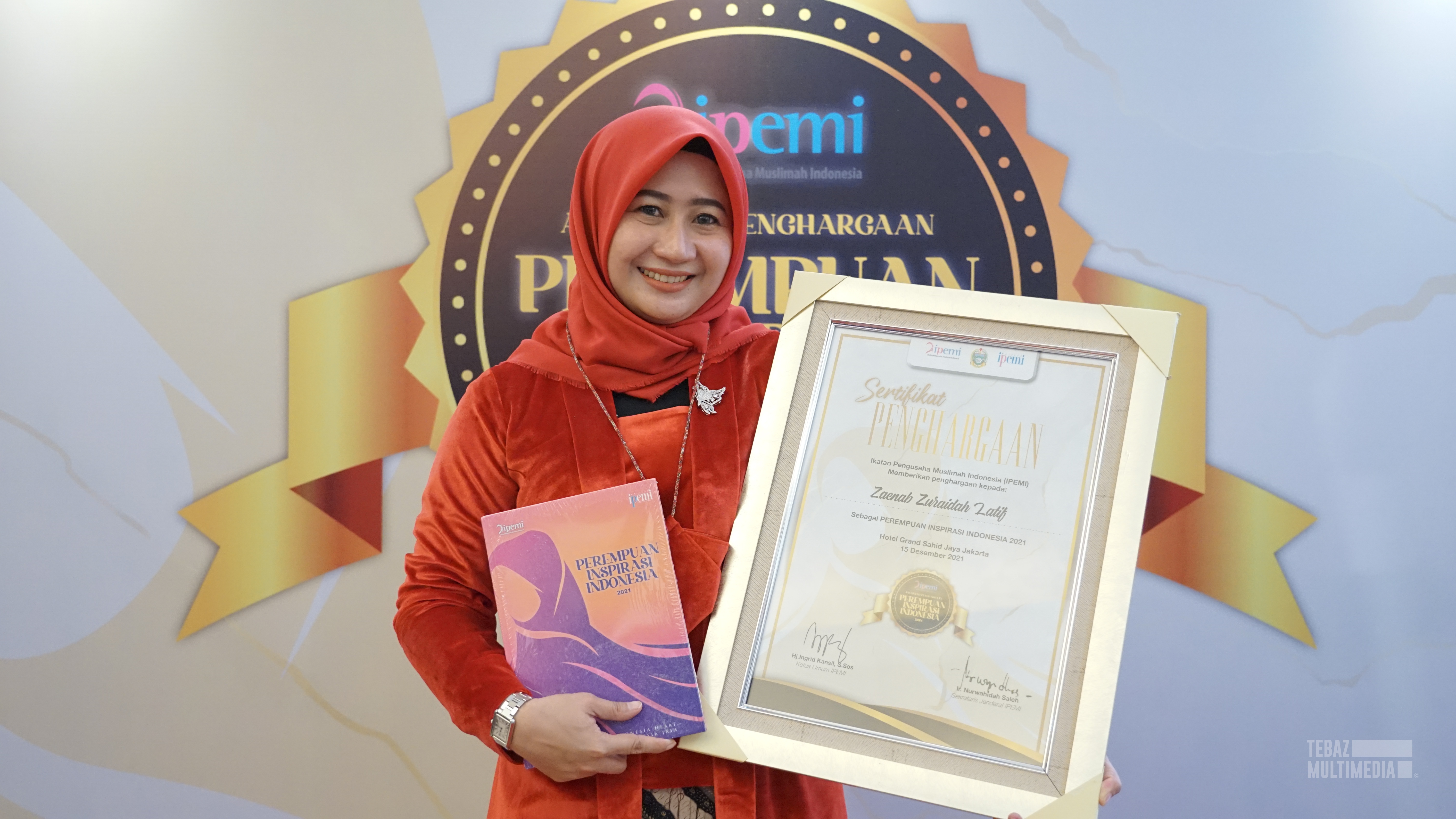 Penghargaan Peruempuan Inspirasi Indonesia 2021 dari iPEMI untuk Ketua TP-PKK Bangkalan Zaenab Zuraidah Latif