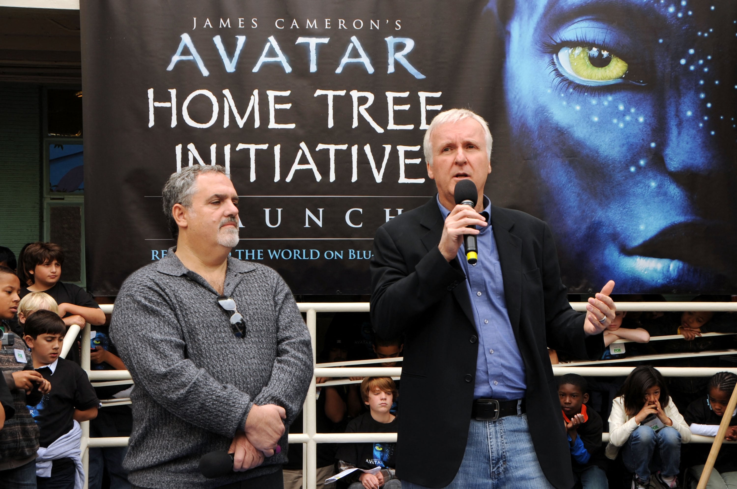 Sutradara James Cameron (kanan)