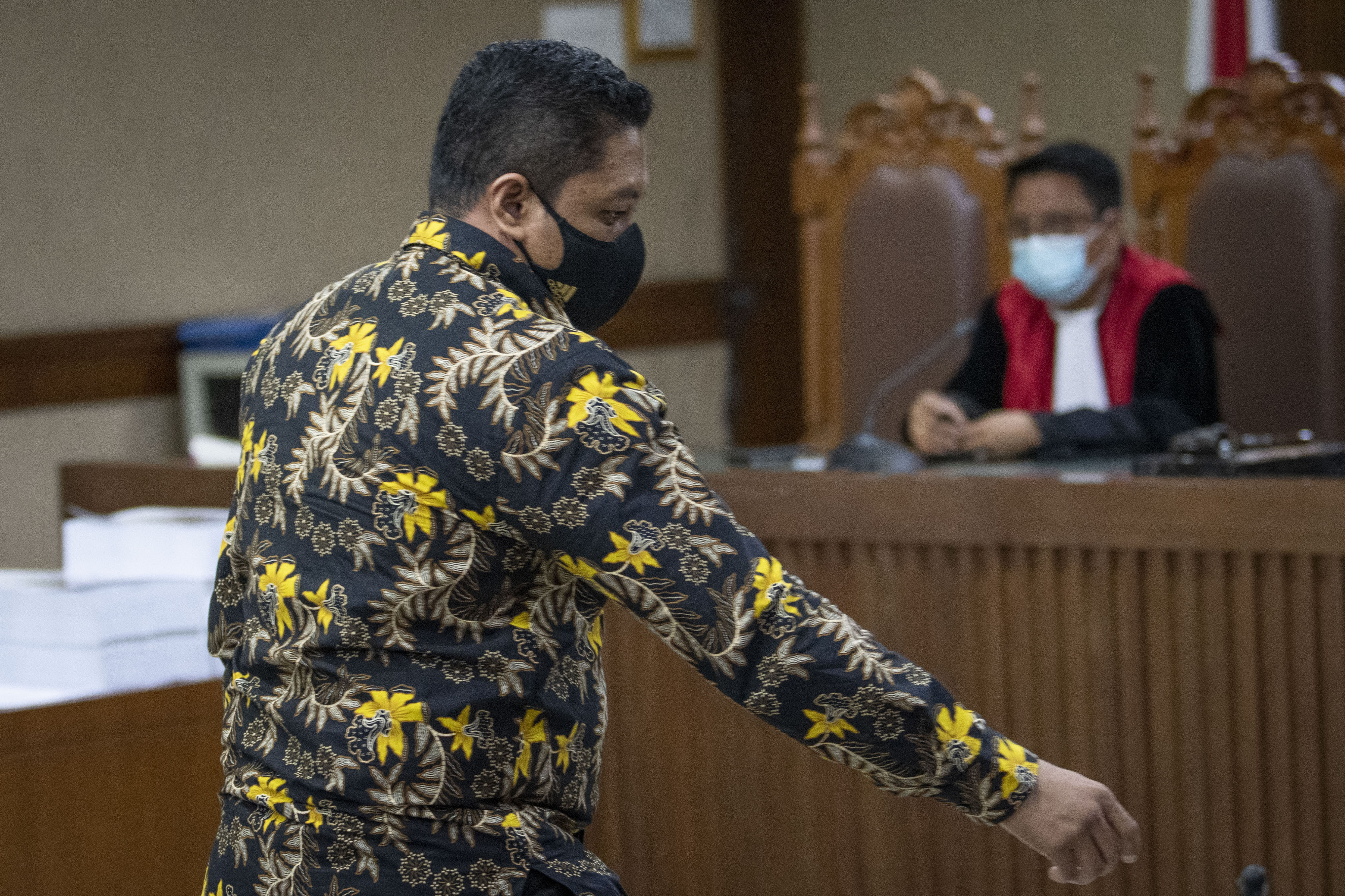 Terdakwa mantan penyidik KPK AKP Stepanus Robin Pattuju (kiri) berjalan saat akan menjalani sidang pembacaan tuntutan