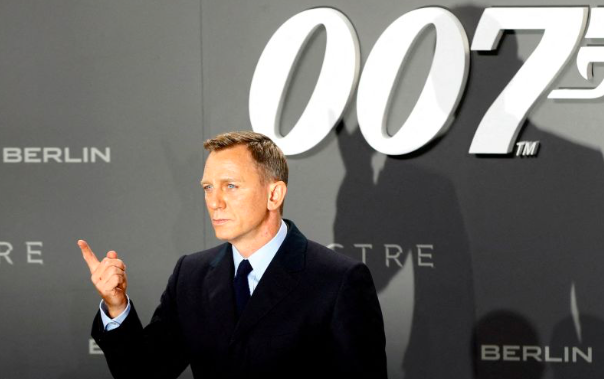 Aktor Daniel Craig berpose di karpet merah penayangan perdana film 