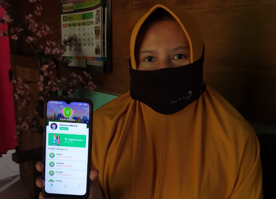 Petani jahe menunjukkan aplikasi Petahara yang memuat NFT dari teknologi Blockchain