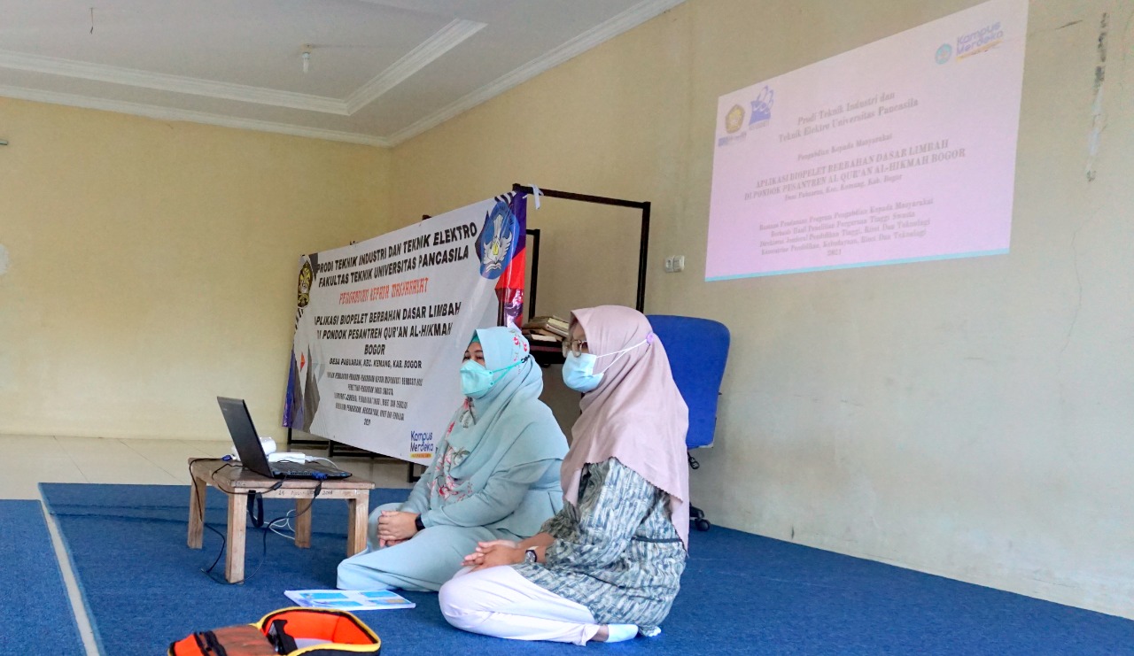 Dosen dan mahasiswa Universitas Pancasila memberikan pelatihan pembuatan biopelet dari bahan limbah di Kabupaten Bogor, Jawa Barat. 