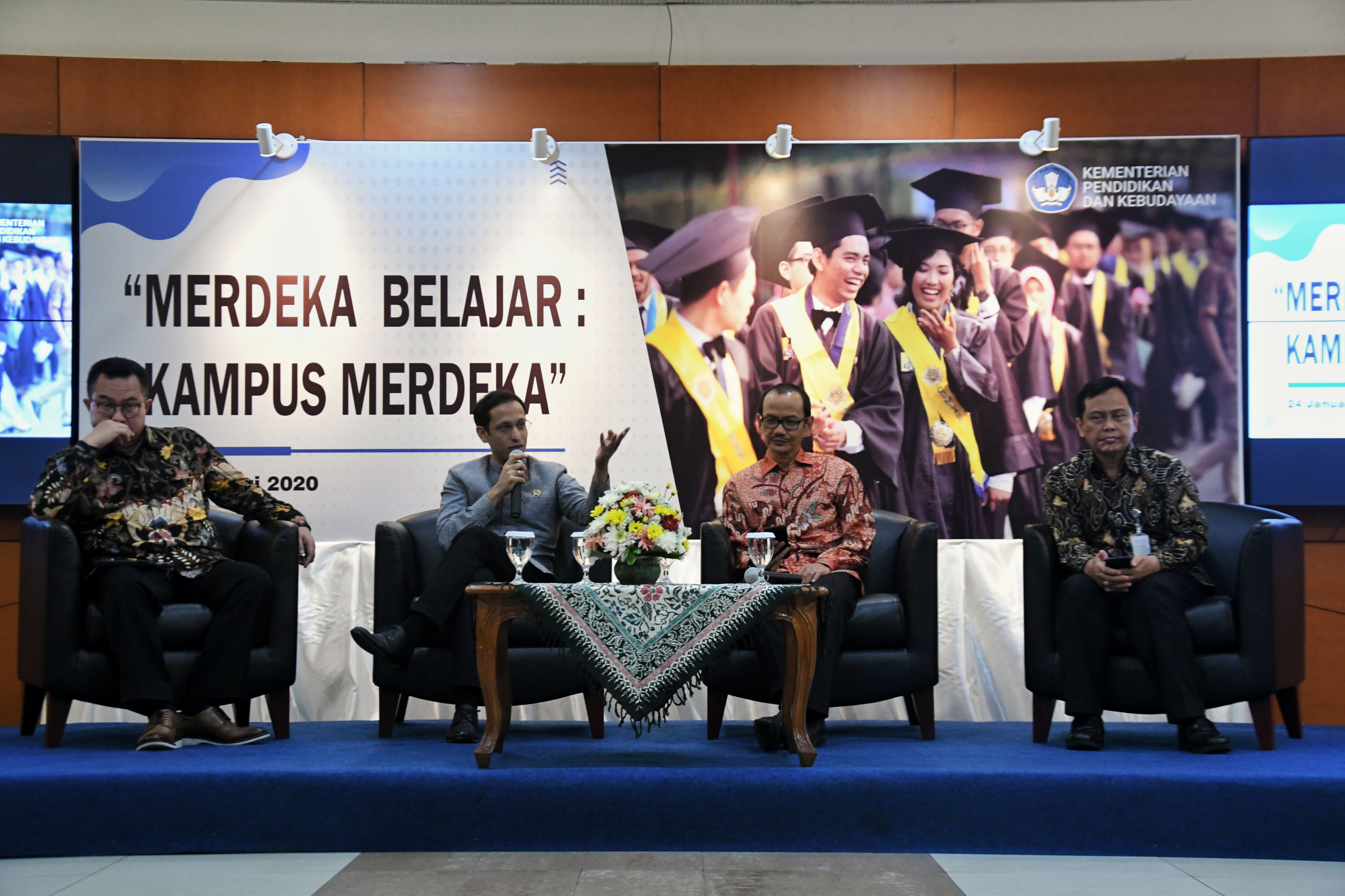  MBKM: Mendikbudristek Nadiem Makarim meluncurkan kebijakan Merdeka Belajar yang memberi kesempatan mahasiswa praktik di perusahaan mitra 