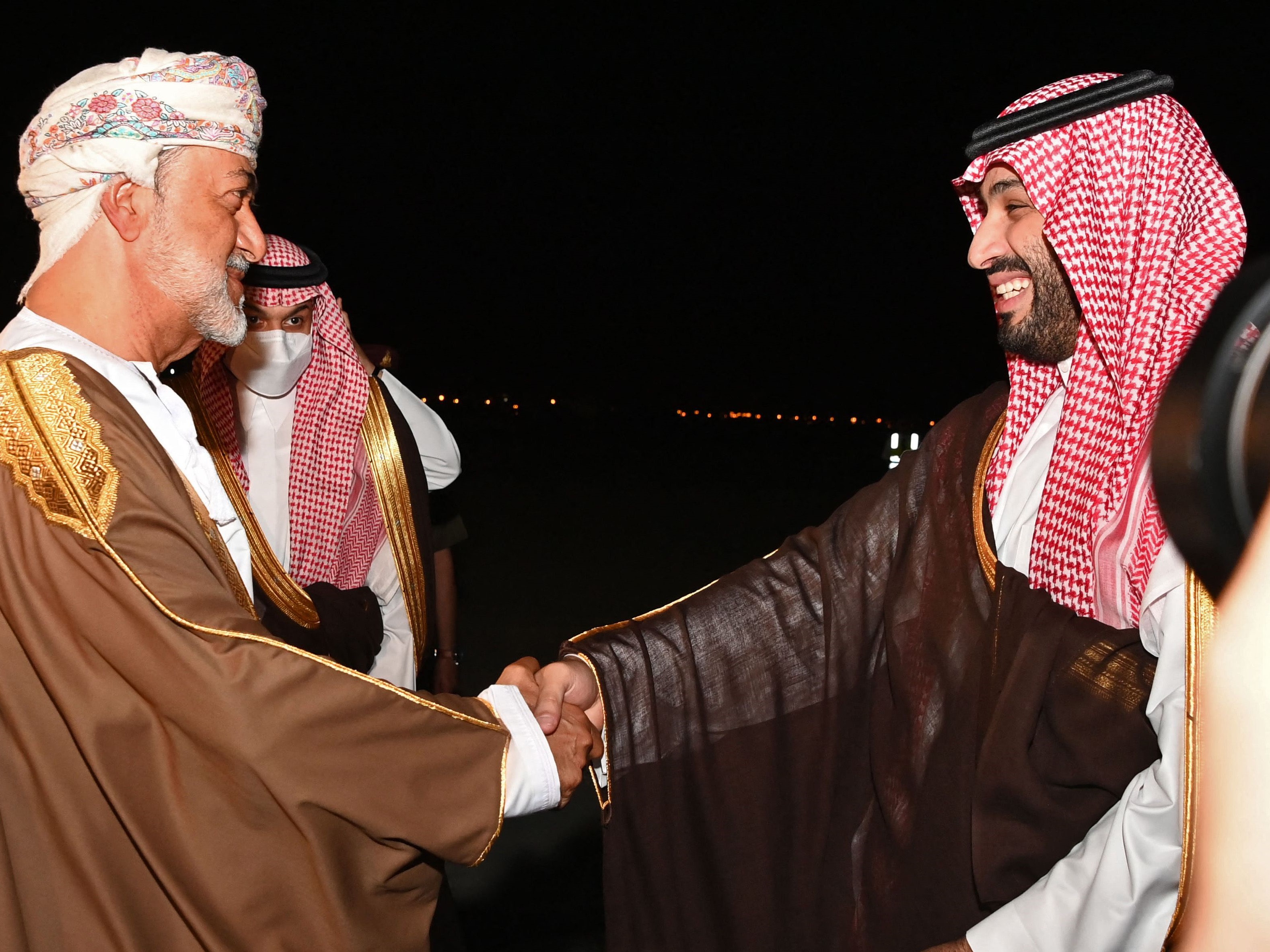 Putra Mahkota Saudi Mohammed bin Salman disambut oleh Sultan Oman, Haitham bin Tariq, setibanya di bandara di ibu kota Oman, Muscat.