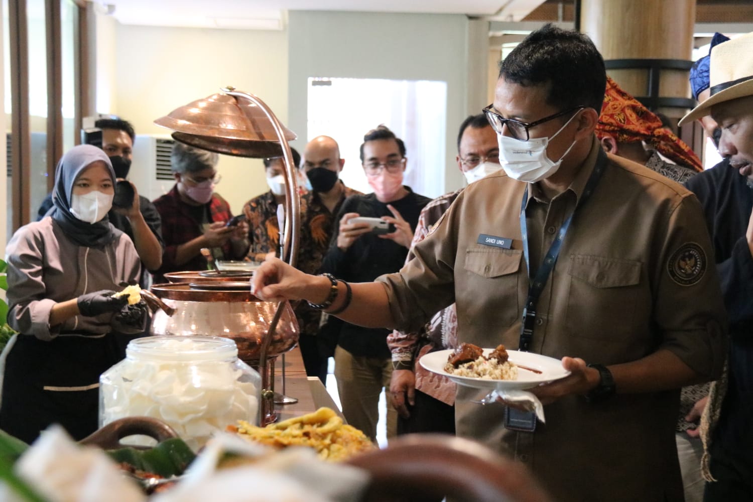 Menparekraf Sandiaga Uno menyantap makanan di Restoran The Surosowan