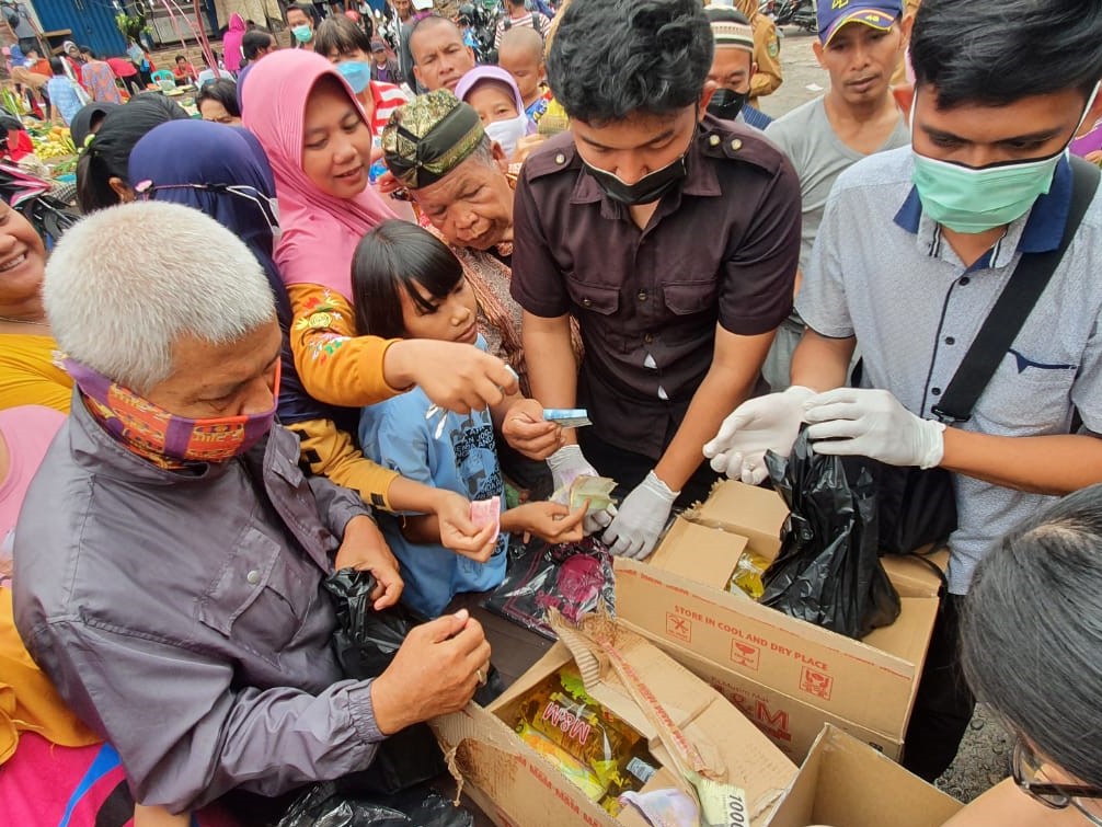 Warga Palembang mendatangi kegiatan Pasar Murah di Pasar KM 5, Selasa (21/12/2021), untuk membeli minyak goreng murah.