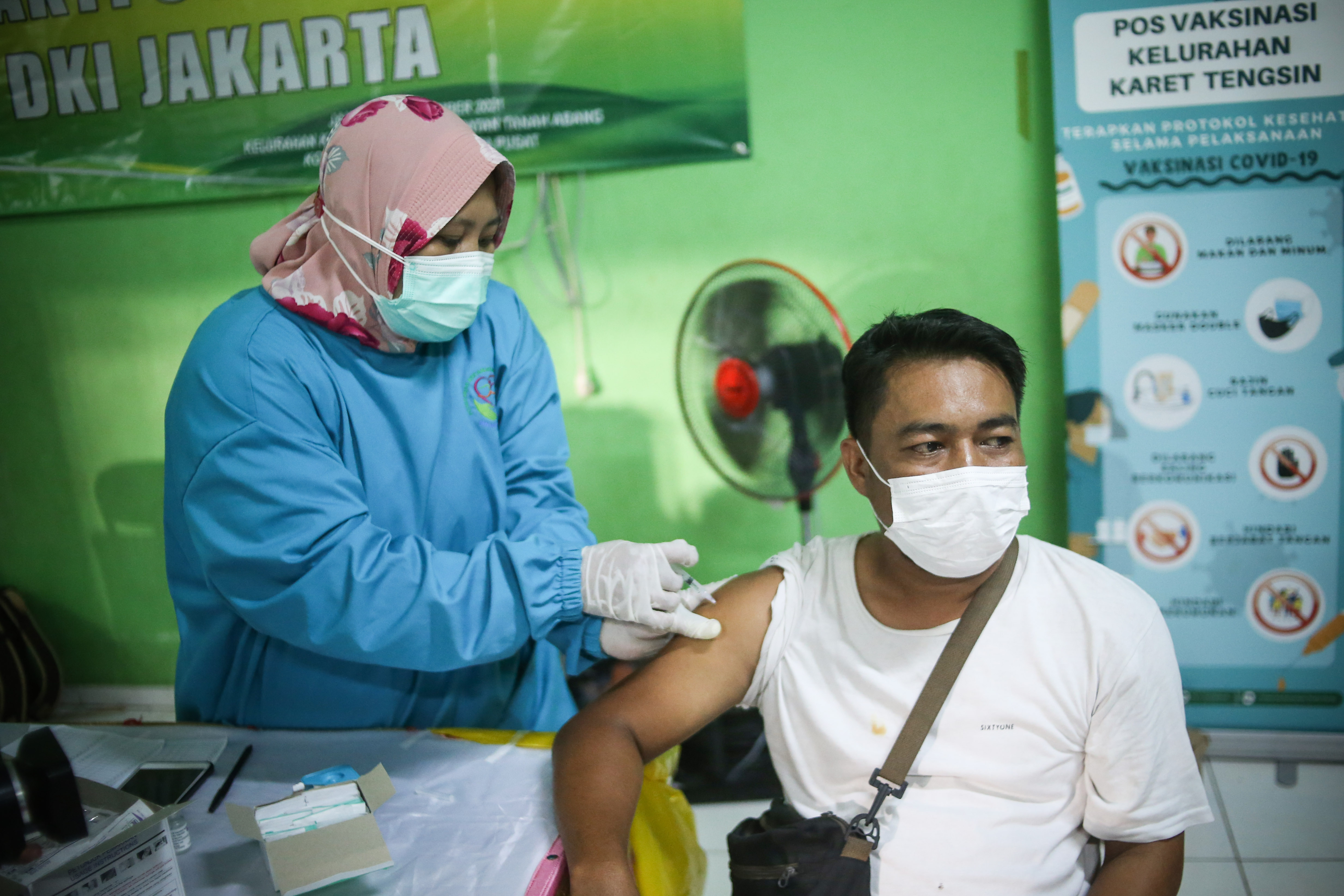 Tenaga kesehatan menyuntikkan vaksin Covid-19