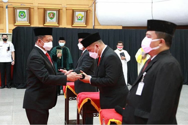 Mendagri Tito Karnivan (kiri) saat melantik Pejabat di lingkungan Kemendagri dan BNPP 