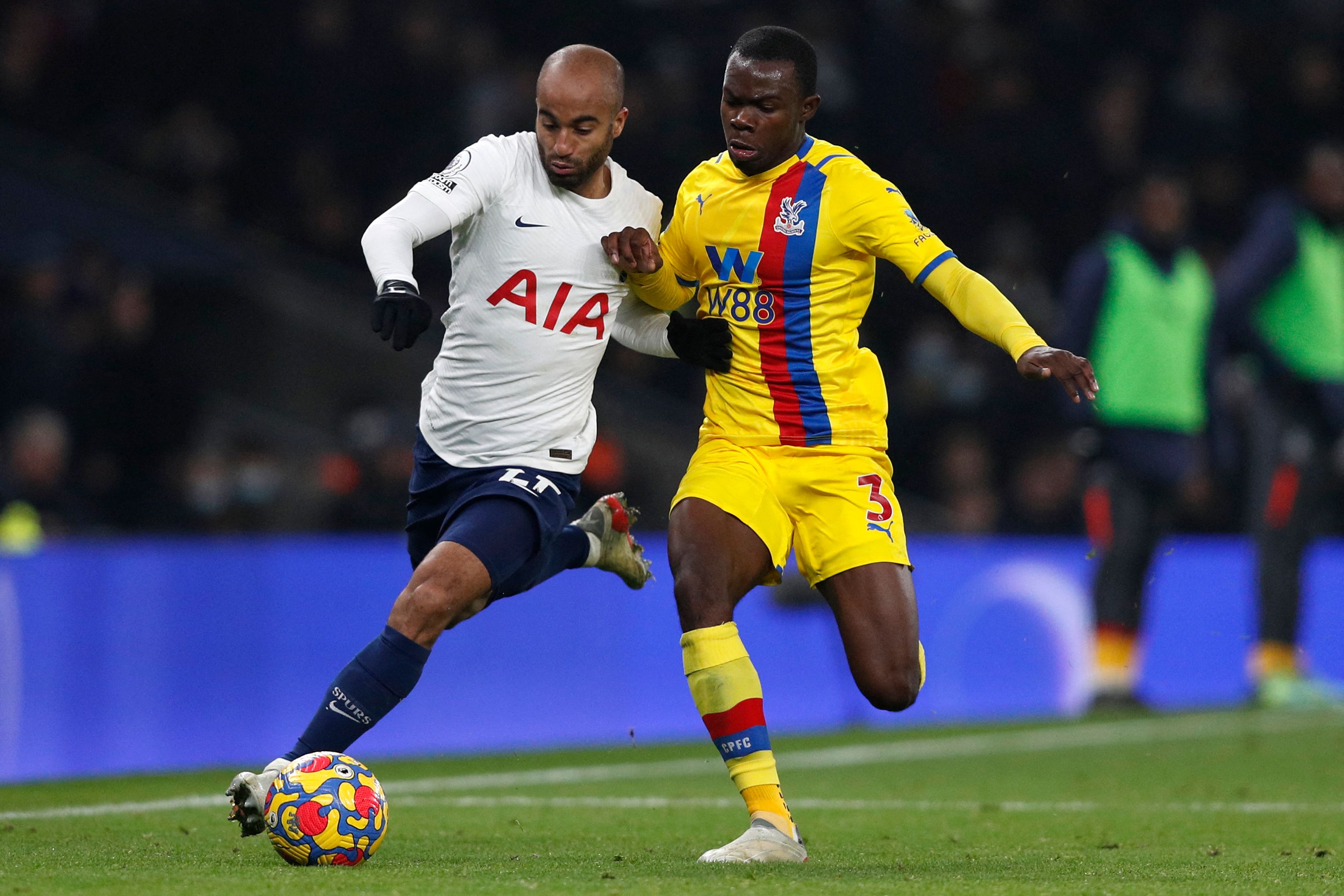 Gelandang Tottenham Hotspur Lucas Moura (kiri) berduel dengan bek Crystal Palace di laga Liga Primer Inggris.