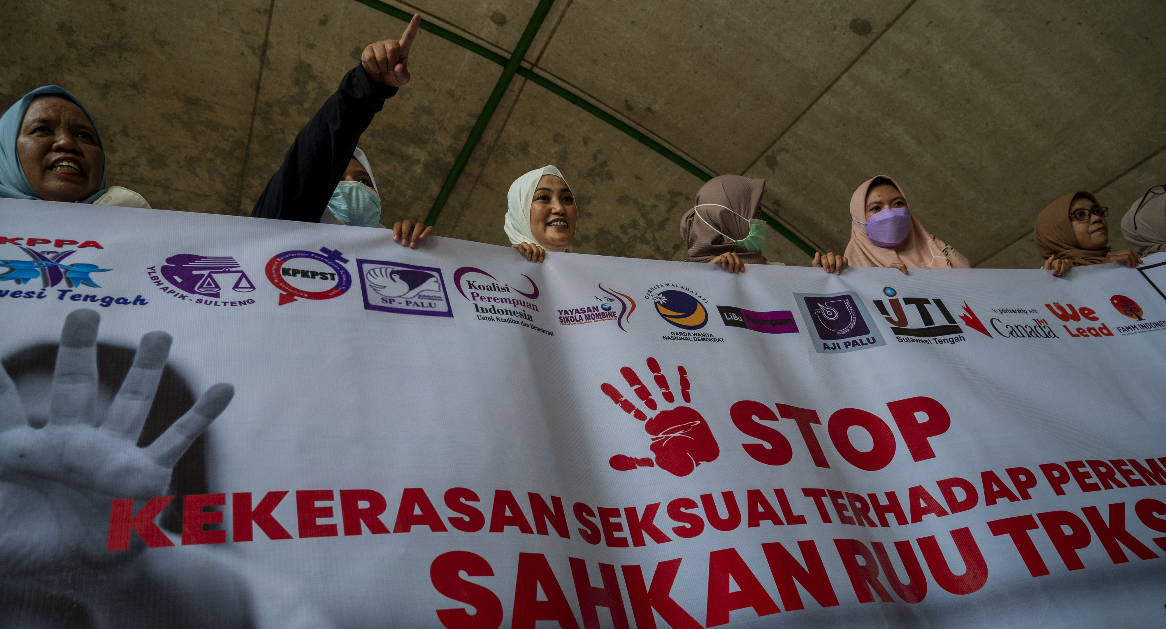 Aktivis organisasi perempuan membawa spanduk pada Kampanye Anti Kekerasan terhadap Perempuan di Palu, Sulawesi Tengah, Jumat (10/12/2021).