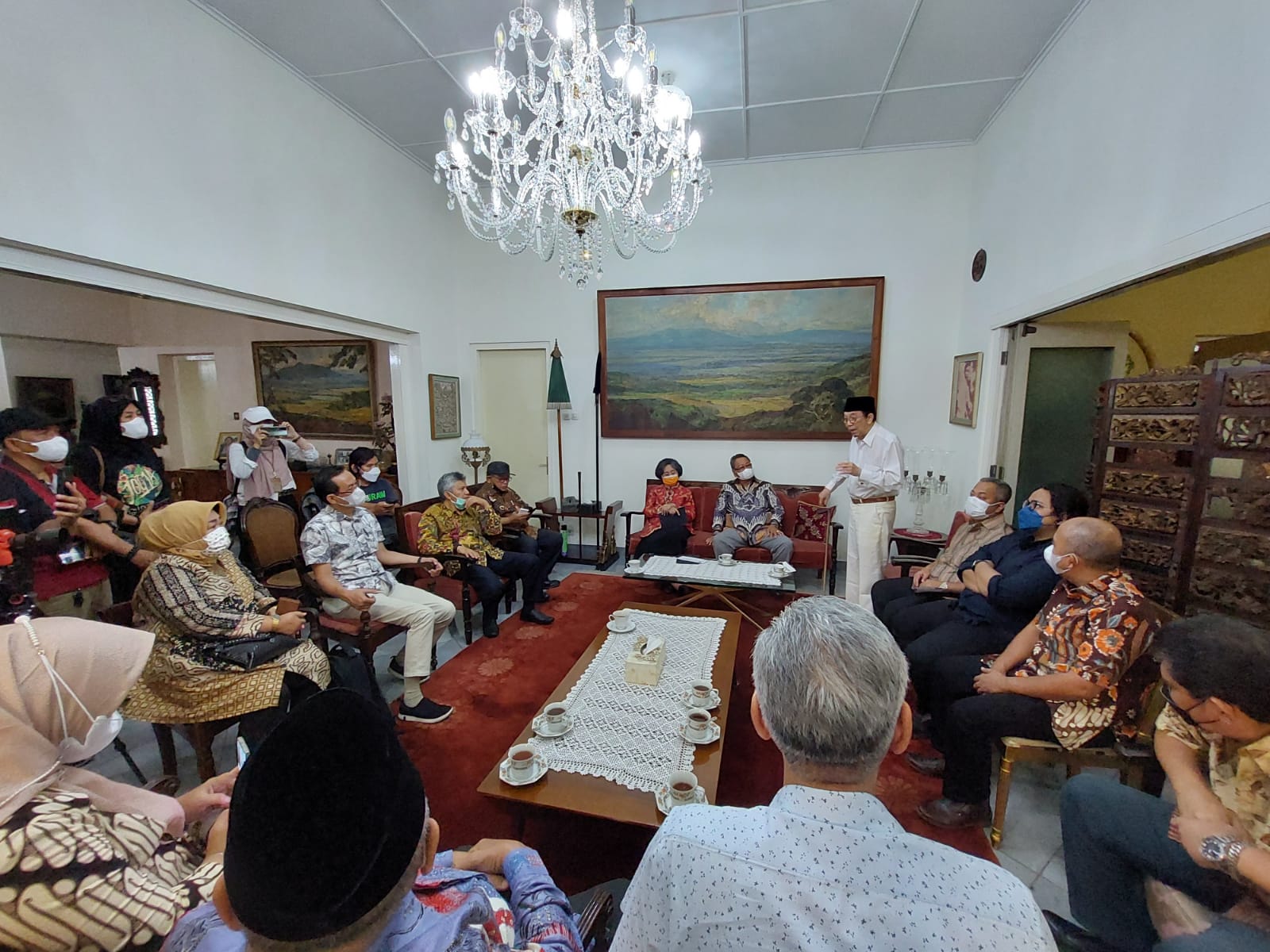 Prof Sri Edi Swasono menantu Bung Hatta menyampaikan ucapan terima kasih atas kepedulian Forkom KBI, Kamis (16/12)